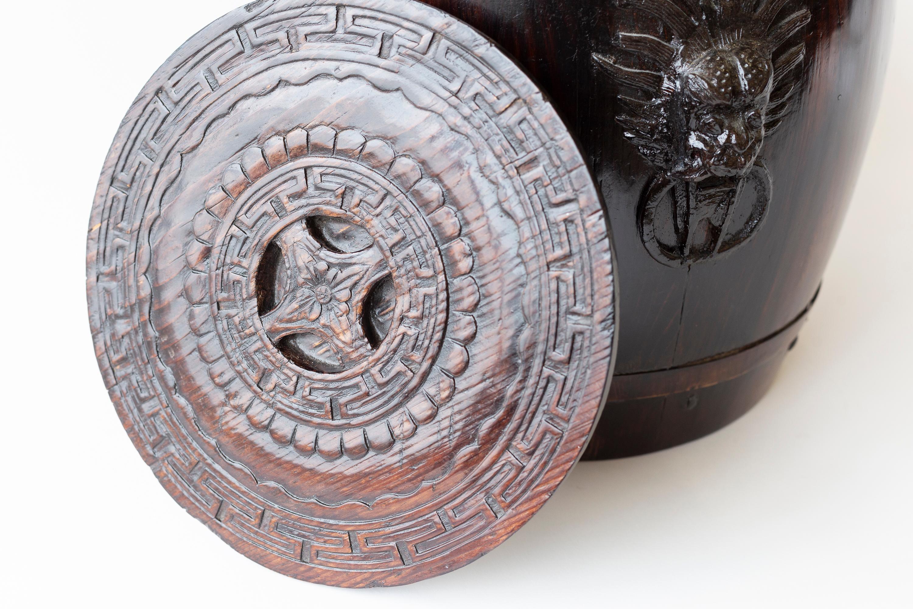 20ième siècle Paire d'anciens tonneaux à riz en bois chinois avec couvercles, poignées en forme de dragon en vente