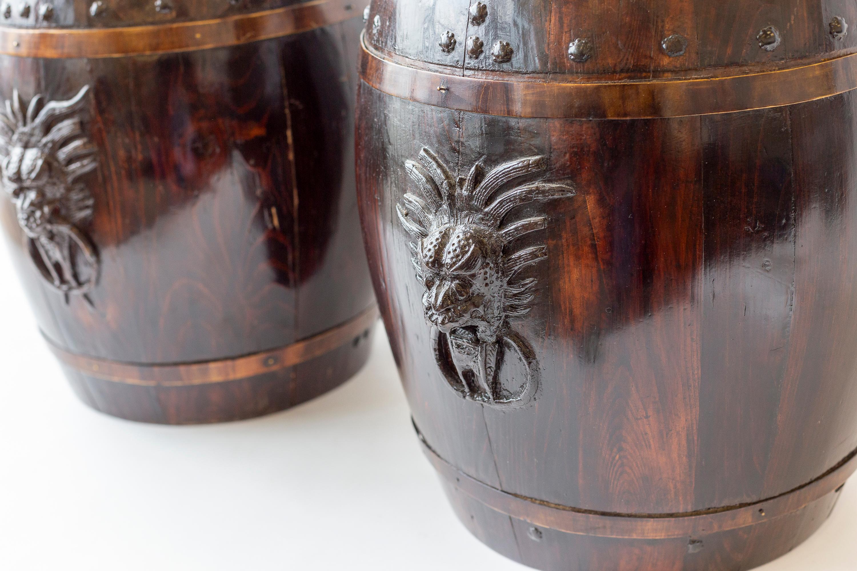 Métal Paire d'anciens tonneaux à riz en bois chinois avec couvercles, poignées en forme de dragon en vente