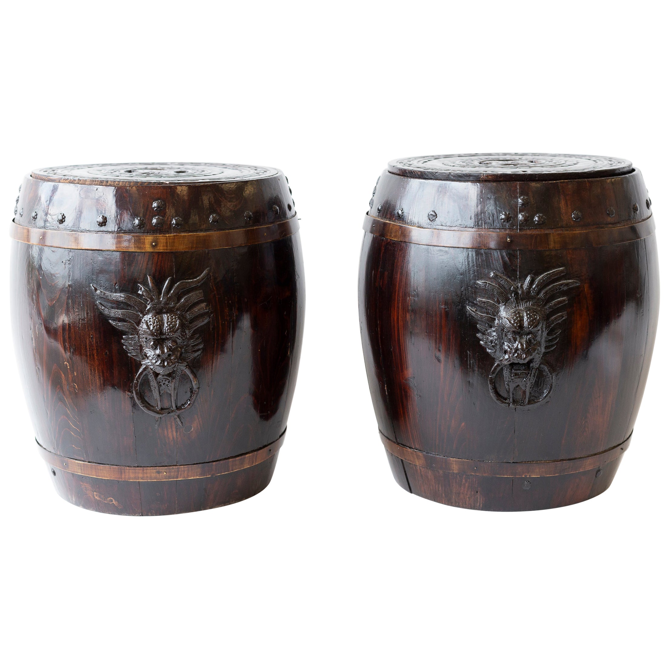 Paire d'anciens tonneaux à riz en bois chinois avec couvercles, poignées en forme de dragon en vente