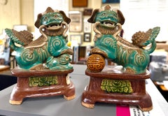 Coppia di antichi cani o draghi cinesi del periodo Xianfeng in pietra arenaria smaltata