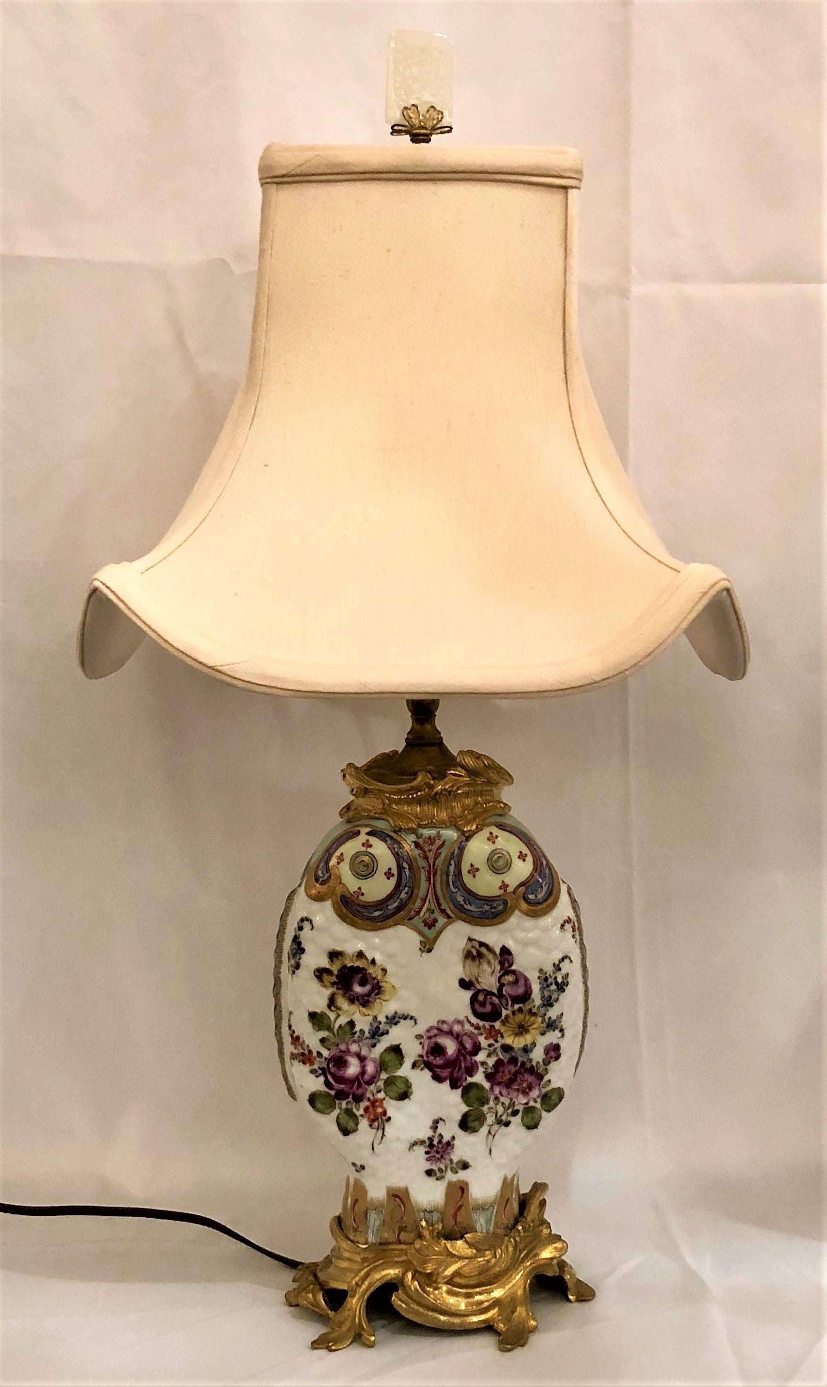 Paire de lampes anciennes en porcelaine de Chine avec montures en bronze doré. Peut-être Samson. Ils sont très charmants avec leur motif de poisson et leur surface ondulée comme les écailles du poisson.