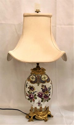Zwei antike Chinoiserie-Porzellanlampen mit Ormolu-Fassungen