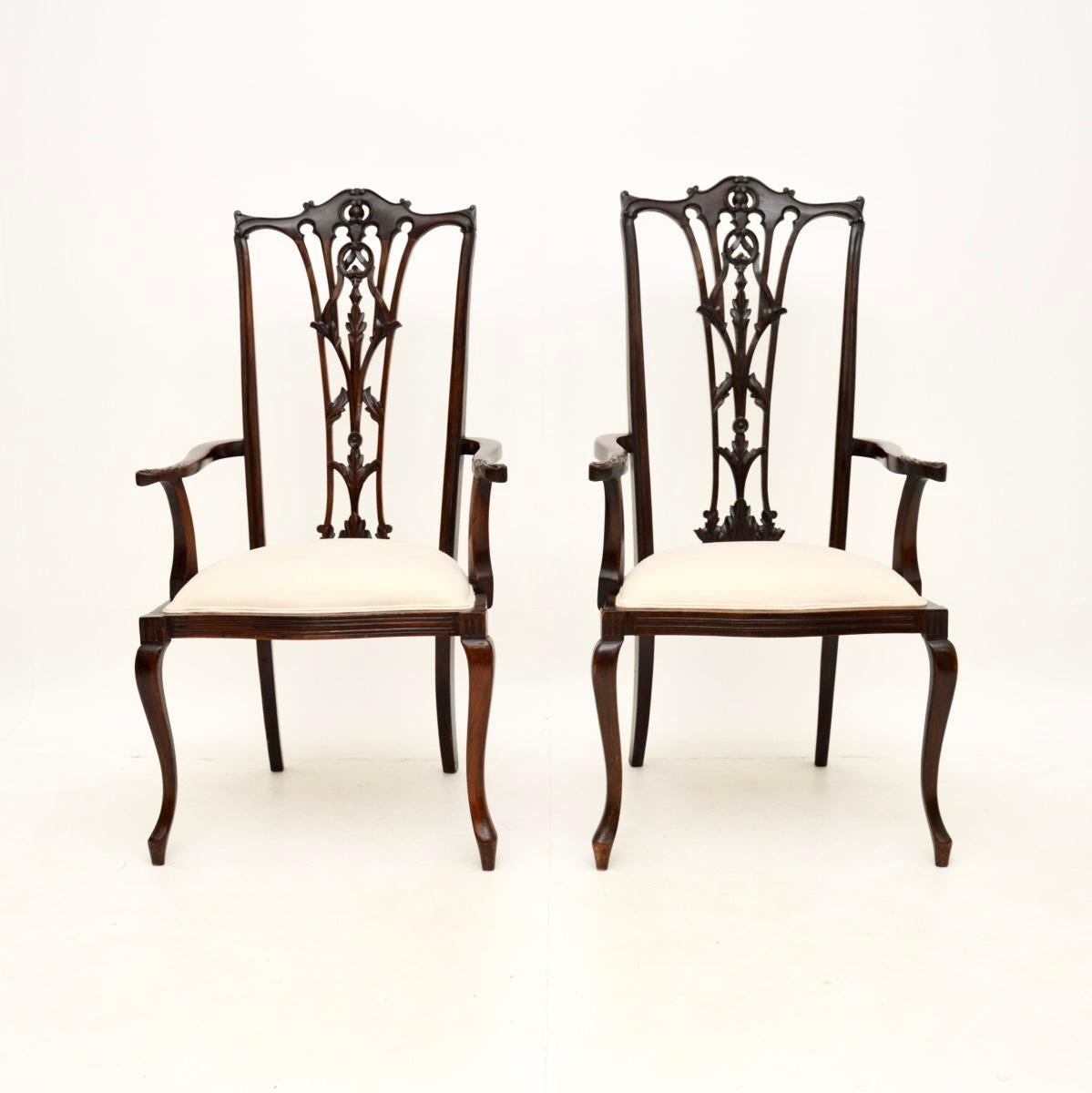 Una coppia di poltrone antiche in stile Chippendale di ottima fattura. Sono stati realizzati in Inghilterra e risalgono al periodo 1890-1900 circa.

Hanno un design splendido, con schienali splendidamente intagliati e traforati. Anche i braccioli