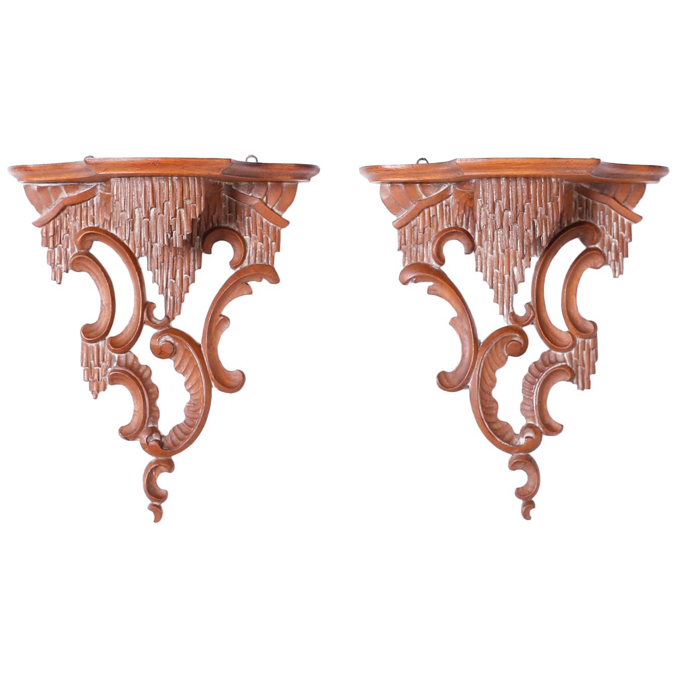 Paire de supports muraux anciens en bois sculpté de style Chippendale