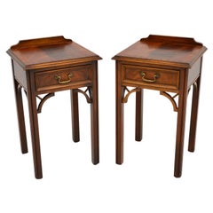 Paire de tables de chevet anciennes en acajou de style Chippendale