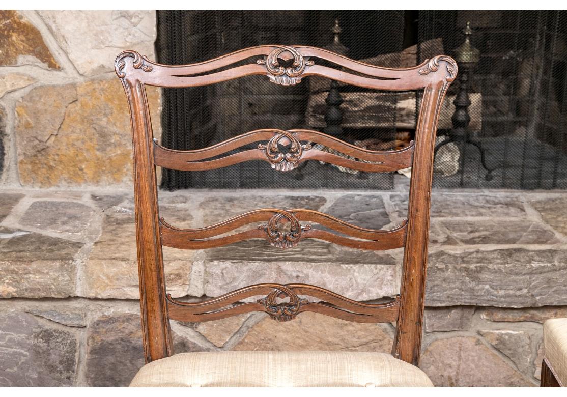 Paire de chaises en acajou avec des cadres finement sculptés, des dossiers sinueux et torsadés, des pieds carrés en roseau et des sièges à touffes de boutons. Le bois est particulièrement fin, avec une main adoucie par le temps.

 Dimensions : 37