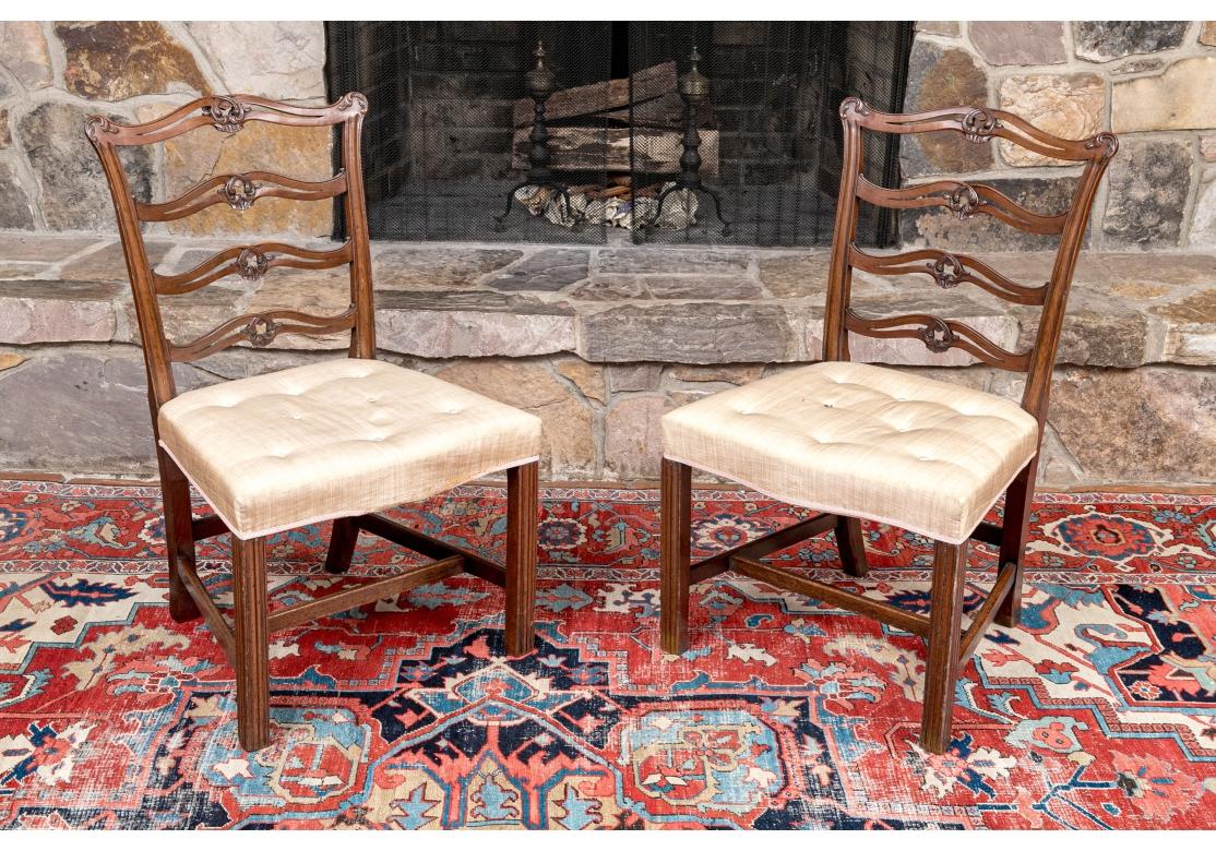 Sculpté Paire de chaises d'appoint anciennes de style Chippendale à dossier ruban en vente