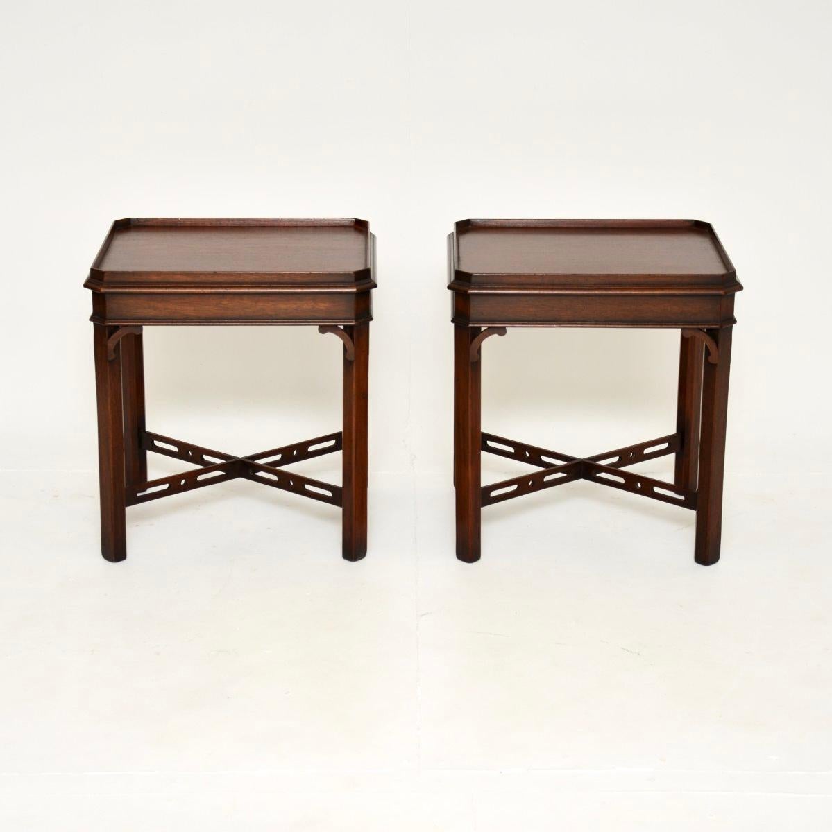 Un'elegante e utilissima coppia di tavolini antichi in stile Chippendale. Sono stati prodotti in Inghilterra e risalgono agli anni '30 circa.

Le dimensioni sono ottime, la qualità è eccellente e le dimensioni sono utili per essere utilizzate come