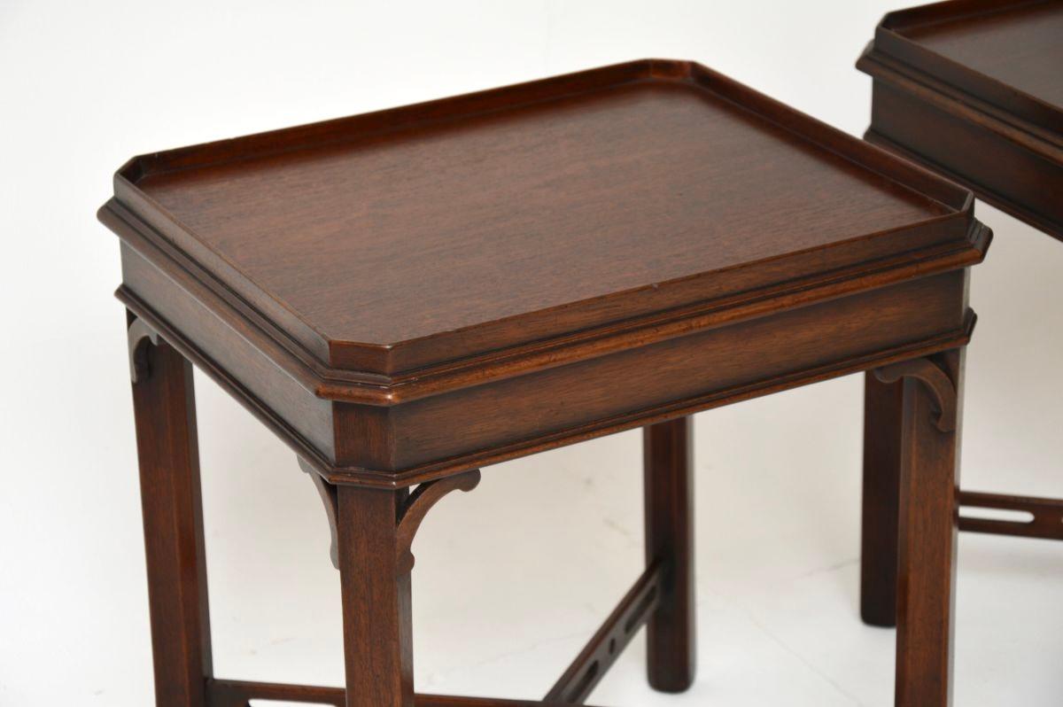 Legno Coppia di tavolini antichi in stile Chippendale in vendita