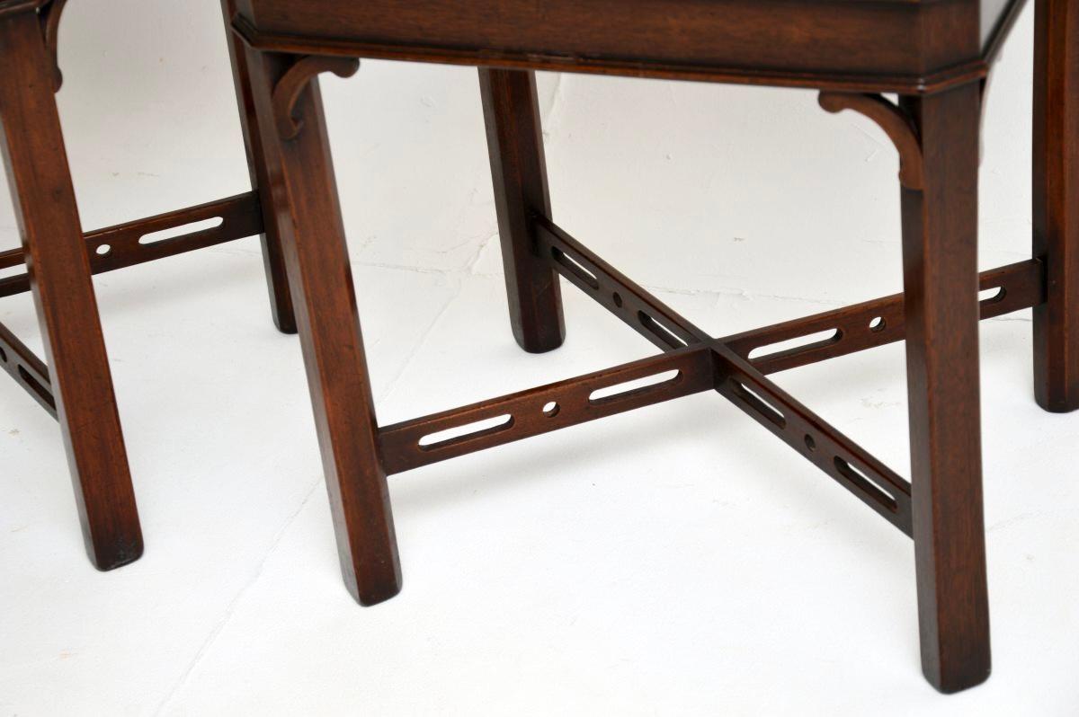 Coppia di tavolini antichi in stile Chippendale in vendita 2