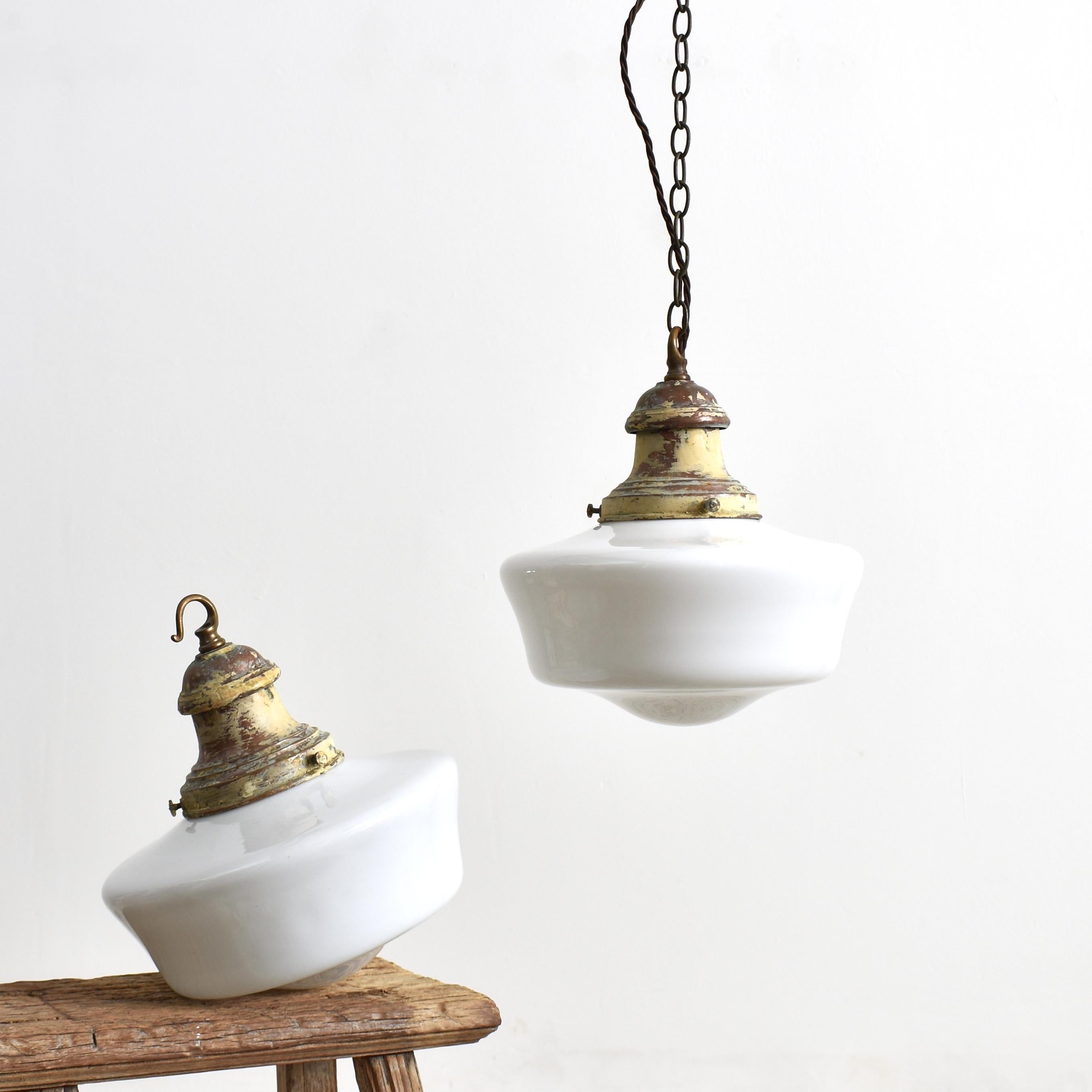 20ième siècle Paire de lampes suspendues antiques en opaline de Church en vente