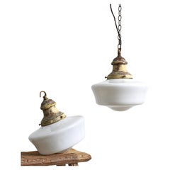 Paire de lampes suspendues antiques en opaline de Church