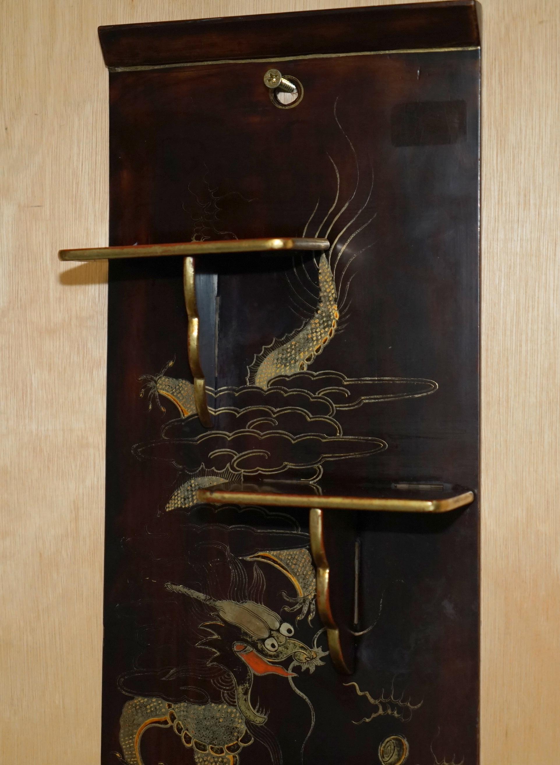 Laqué PAIRE D'ÉLÉMENTS ANTIQUES CIRCA 1900 EXPORTATION CHINOISERIE DRAGON ÉLÉMENTS PLIANTS en vente