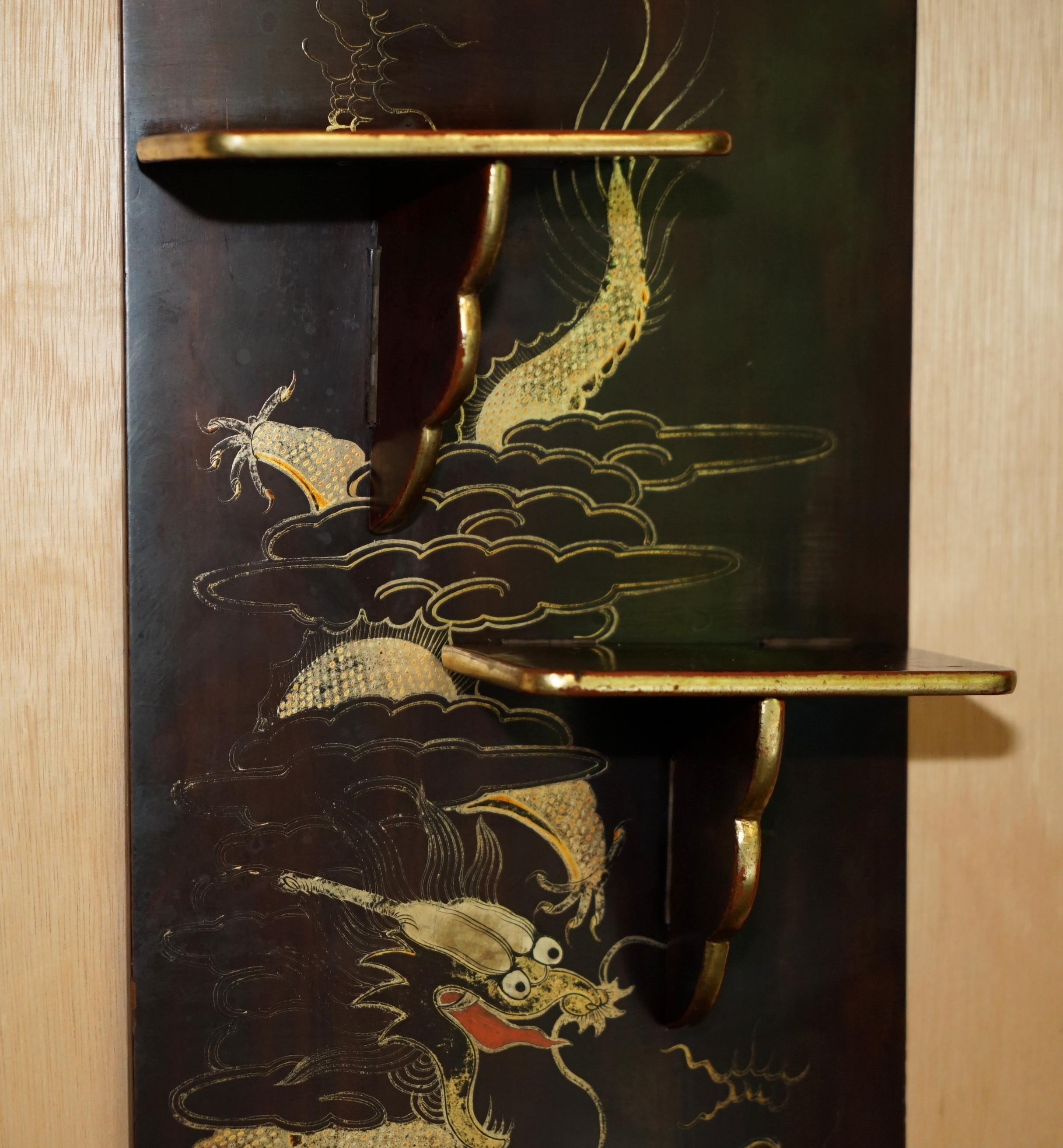 Bois PAIRE D'ÉLÉMENTS ANTIQUES CIRCA 1900 EXPORTATION CHINOISERIE DRAGON ÉLÉMENTS PLIANTS en vente