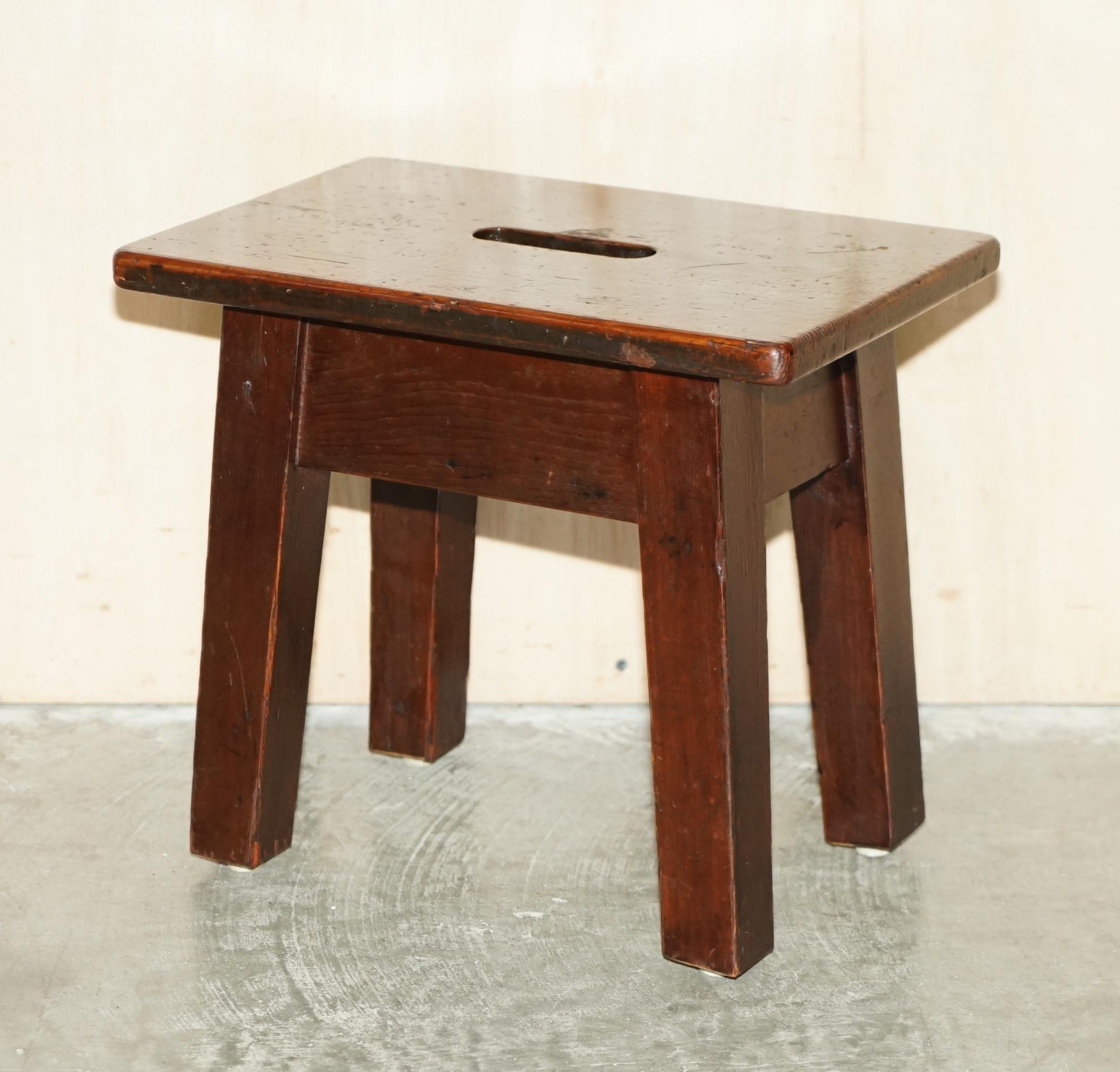 Paire de tabourets dépolis anciens datant d'environ 1910 qui forment de jolies petites tables d'appoint en vente 7