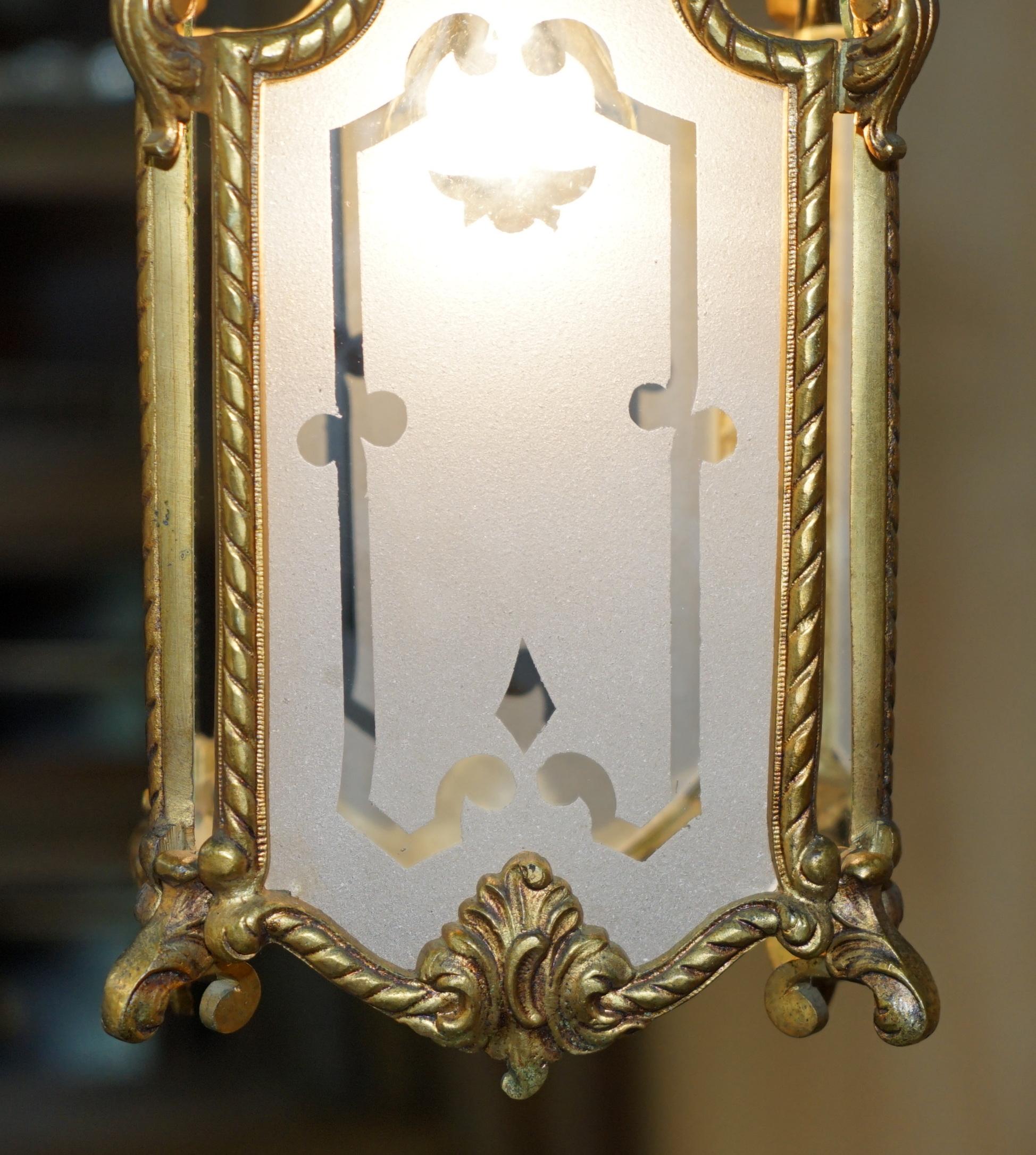 PAIR OF ANTIQUE CiRCA 1920 POLISHED BRASS HANGING LANTERNS WITH FROSTED GLASS en vente 2