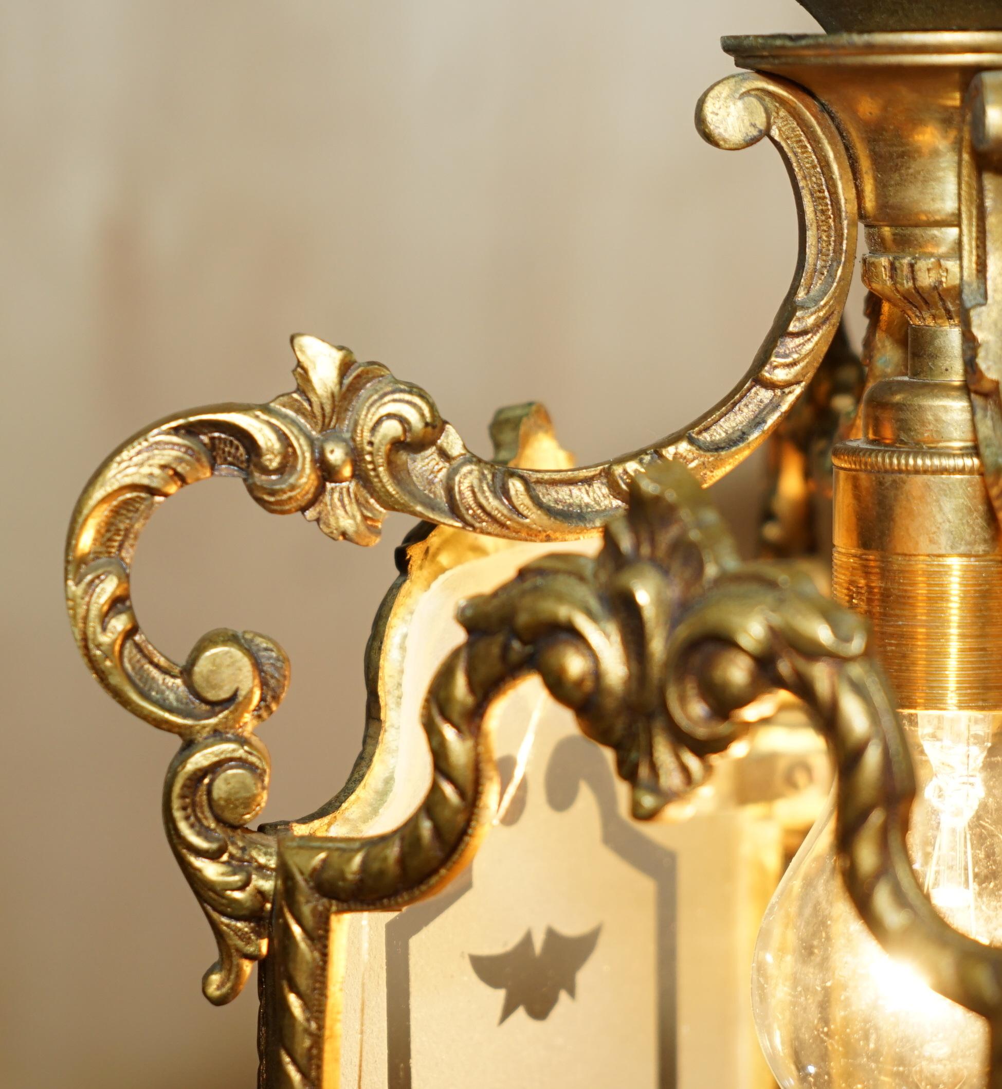 PAIR OF ANTIQUE CiRCA 1920 POLISHED BRASS HANGING LANTERNS WITH FROSTED GLASS en vente 3