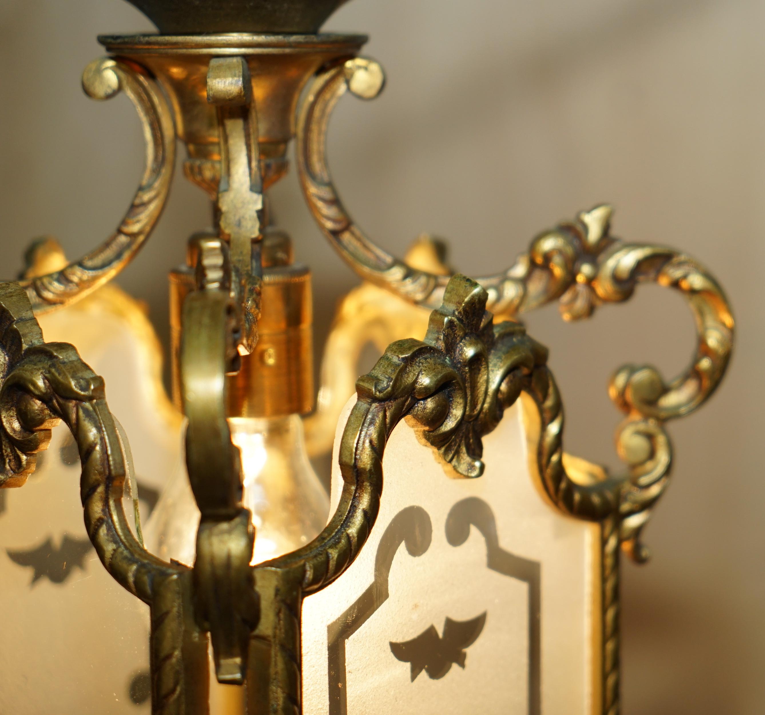 PAIR OF ANTIQUE CiRCA 1920 POLISHED BRASS HANGING LANTERNS WITH FROSTED GLASS en vente 4