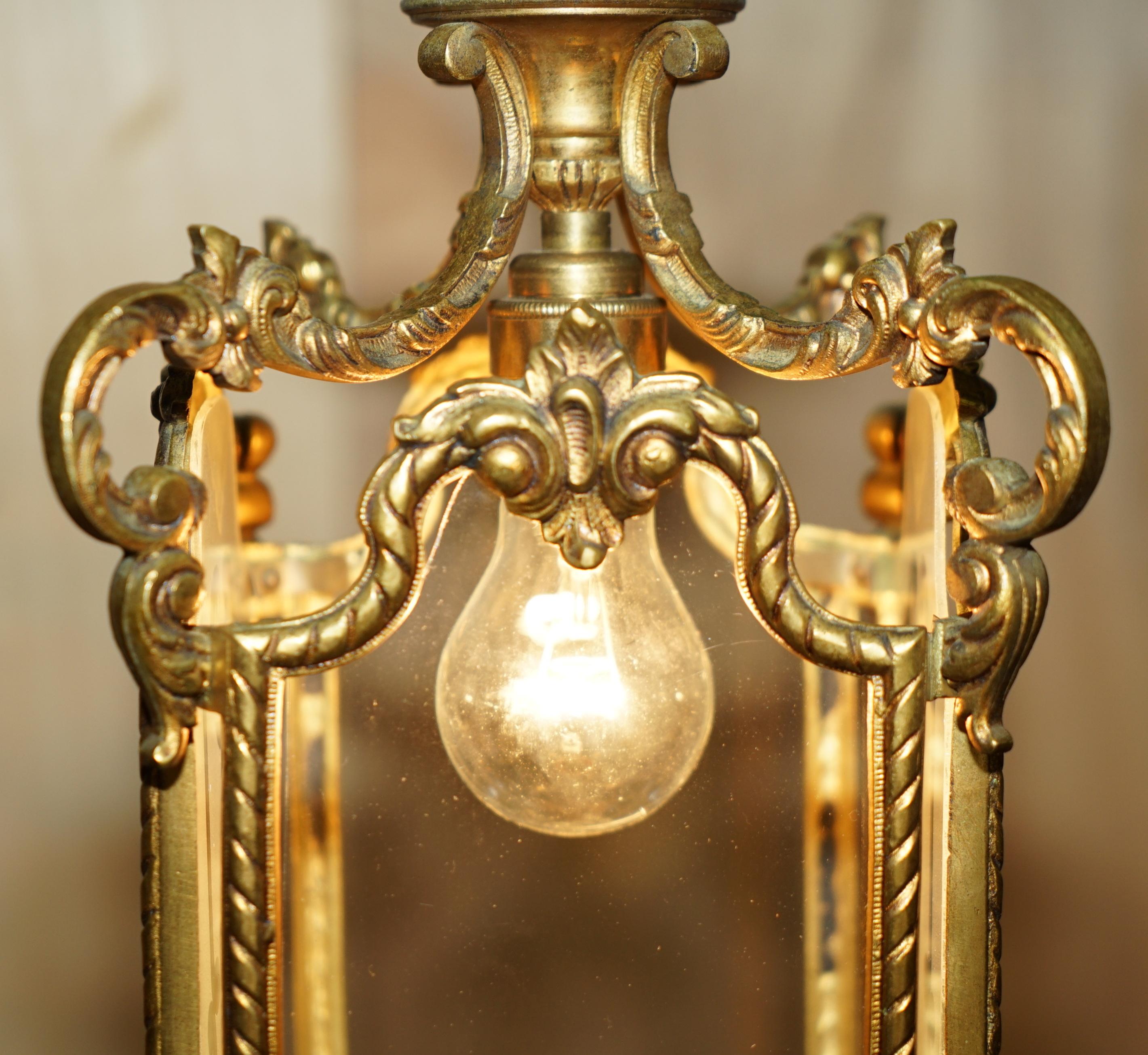 PAIR OF ANTIQUE CiRCA 1920 POLISHED BRASS HANGING LANTERNS WITH FROSTED GLASS en vente 5
