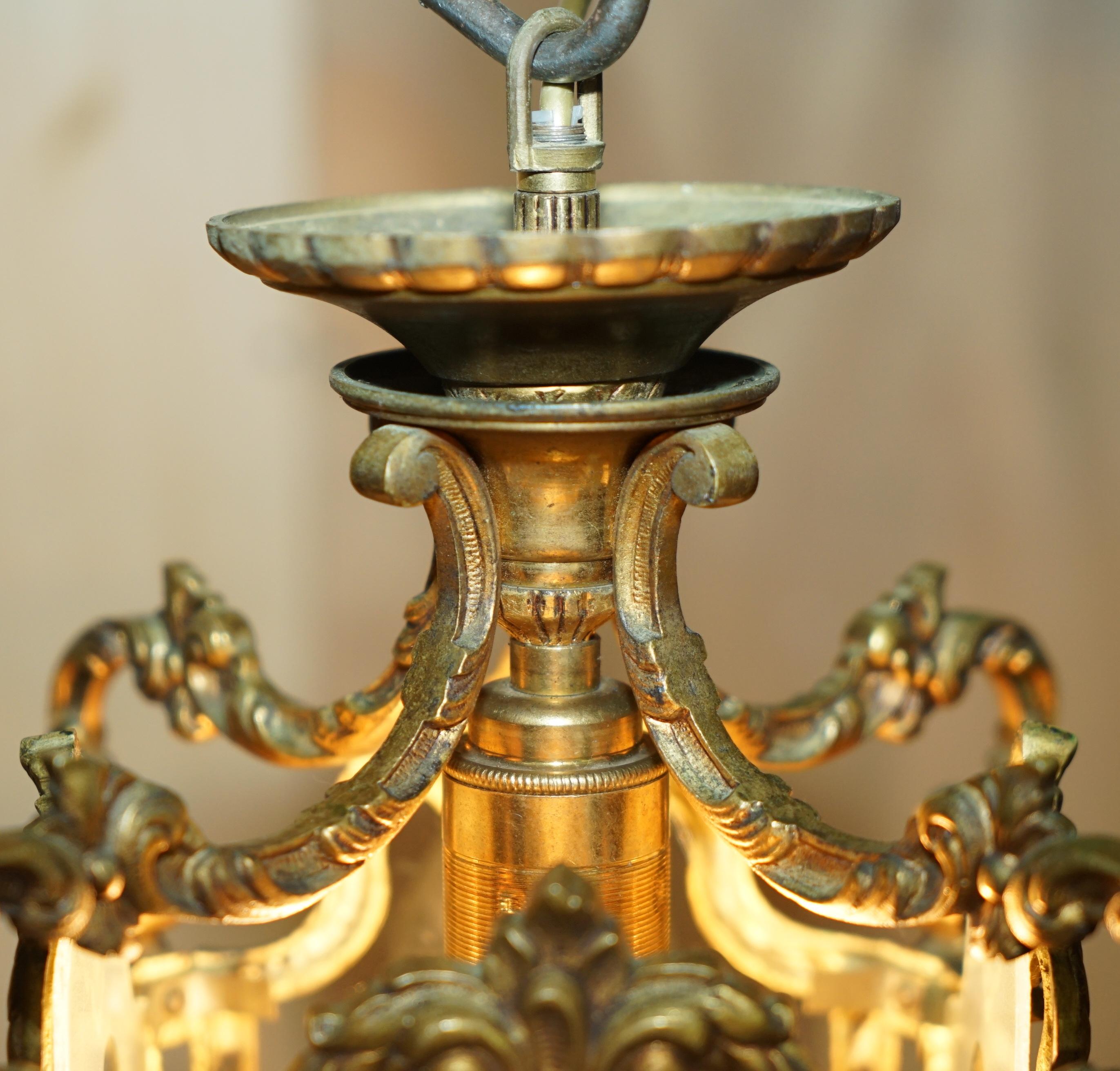 PAIR OF ANTIQUE CiRCA 1920 POLISHED BRASS HANGING LANTERNS WITH FROSTED GLASS en vente 6