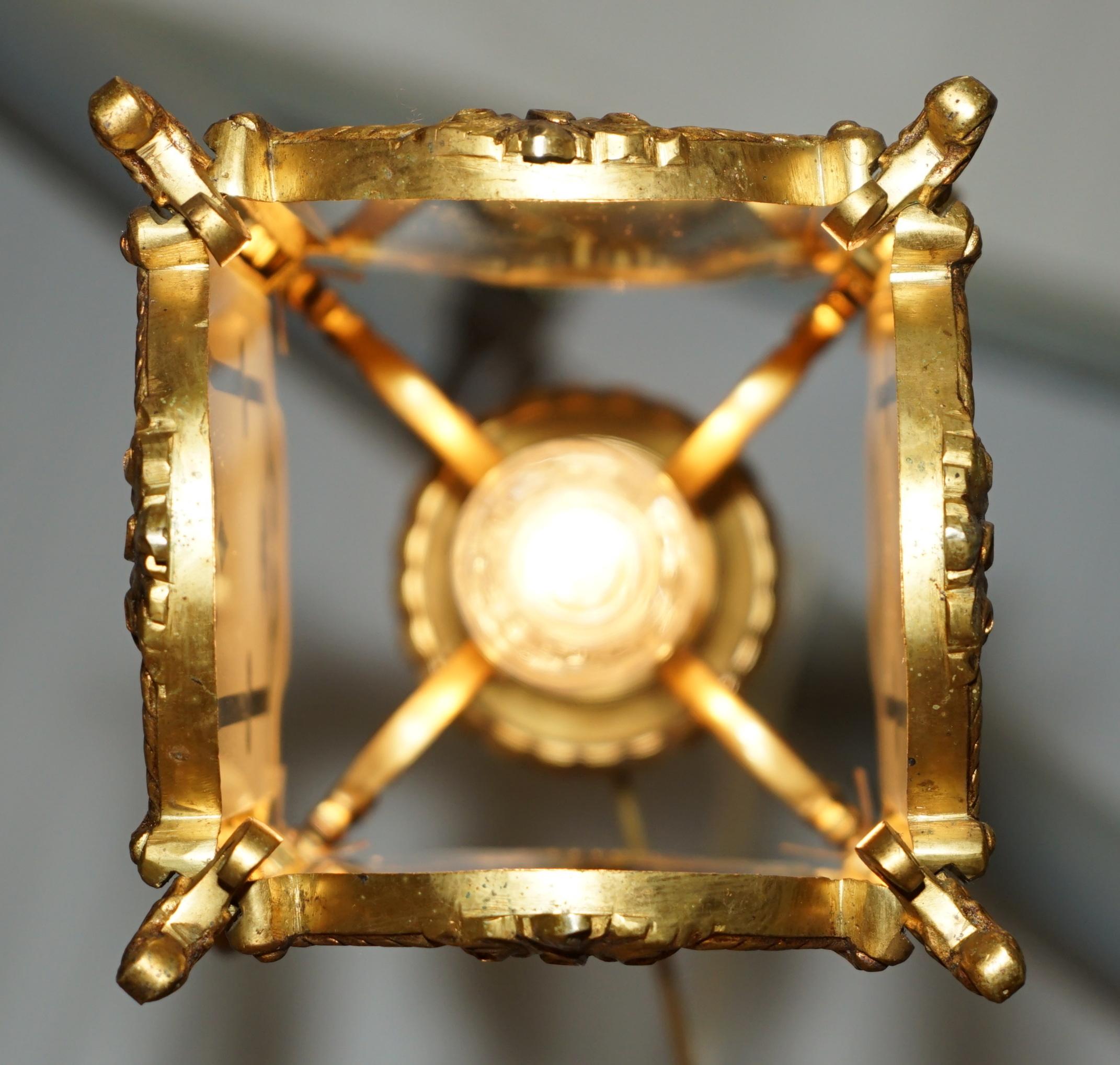PAIR OF ANTIQUE CiRCA 1920 POLISHED BRASS HANGING LANTERNS WITH FROSTED GLASS en vente 7