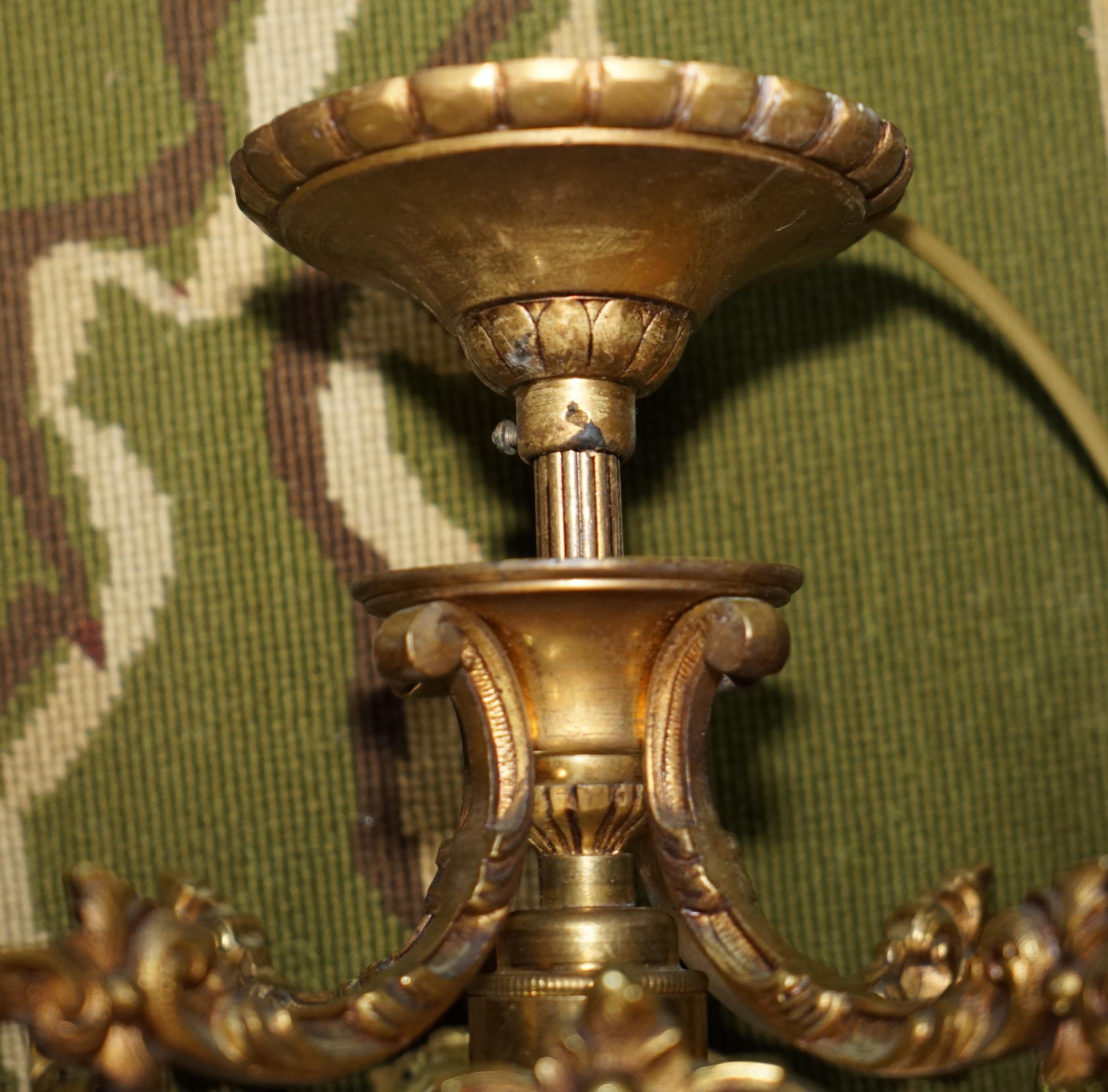 PAIR OF ANTIQUE CiRCA 1920 POLISHED BRASS HANGING LANTERNS WITH FROSTED GLASS en vente 8