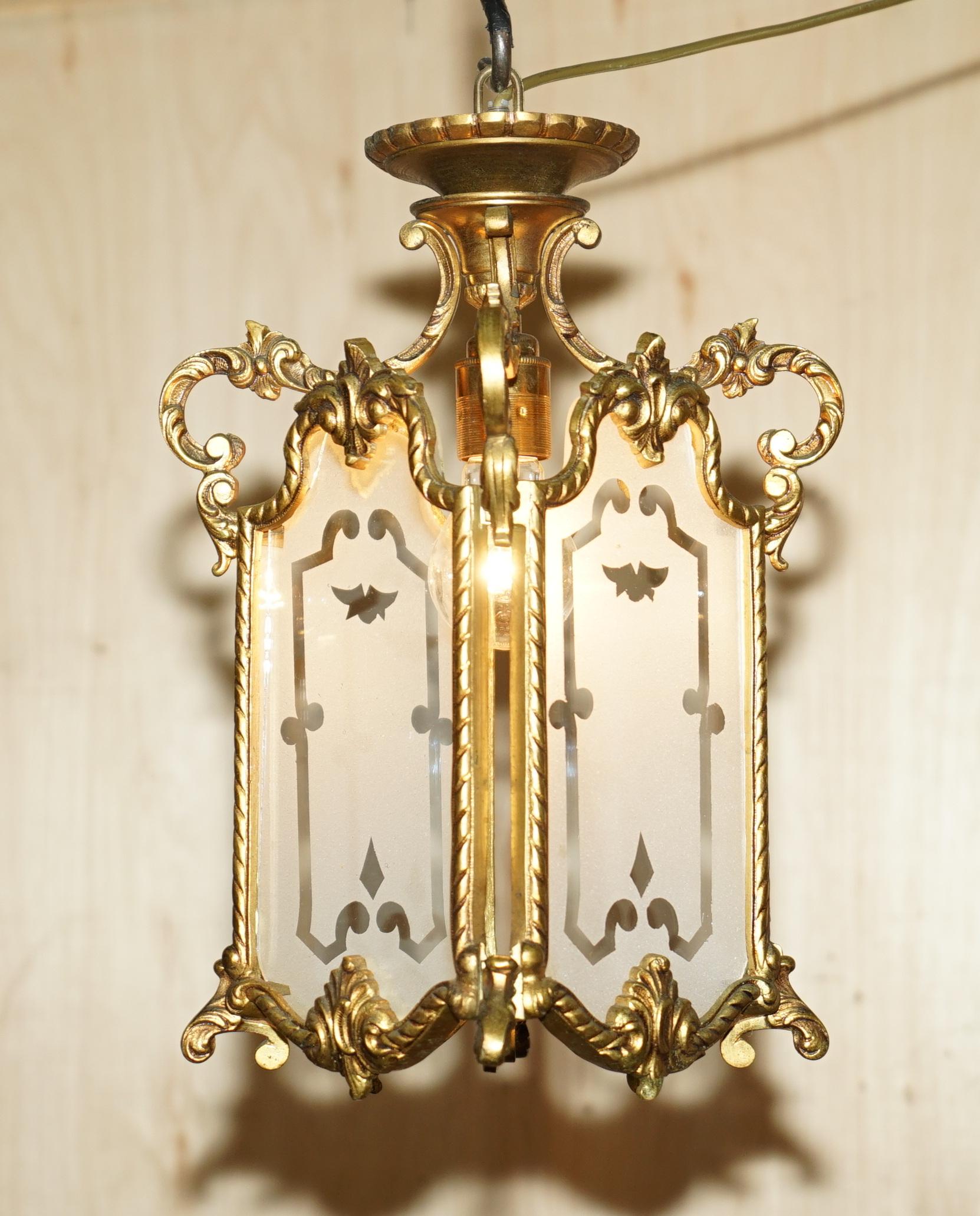 Art déco PAIR OF ANTIQUE CiRCA 1920 POLISHED BRASS HANGING LANTERNS WITH FROSTED GLASS en vente