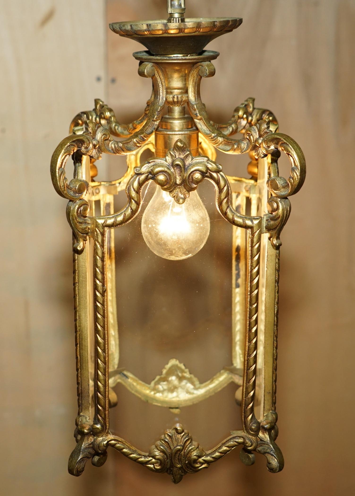 Fait main PAIR OF ANTIQUE CiRCA 1920 POLISHED BRASS HANGING LANTERNS WITH FROSTED GLASS en vente