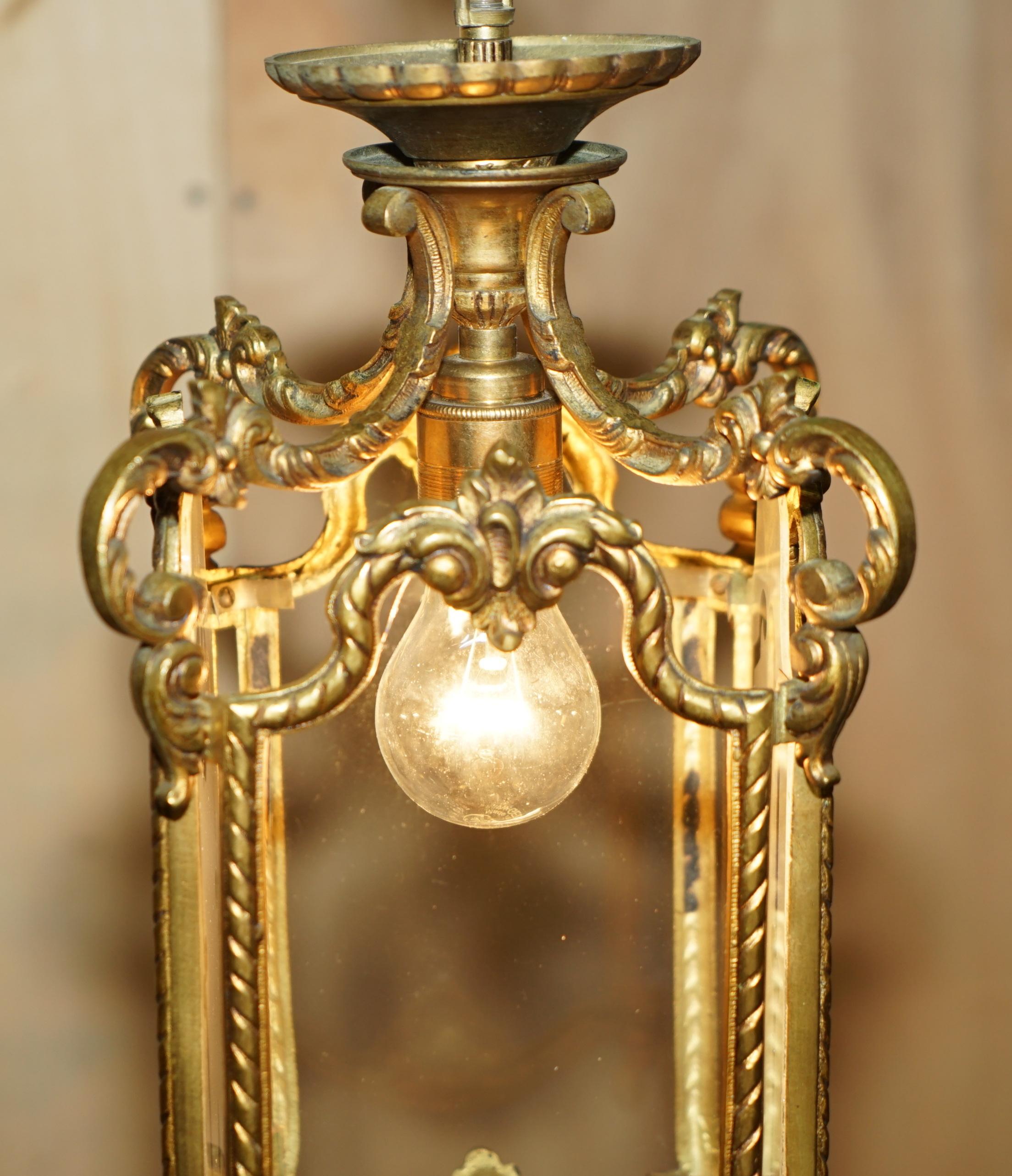 PAIR OF ANTIQUE CiRCA 1920 POLISHED BRASS HANGING LANTERNS WITH FROSTED GLASS Bon état - En vente à West Sussex, Pulborough
