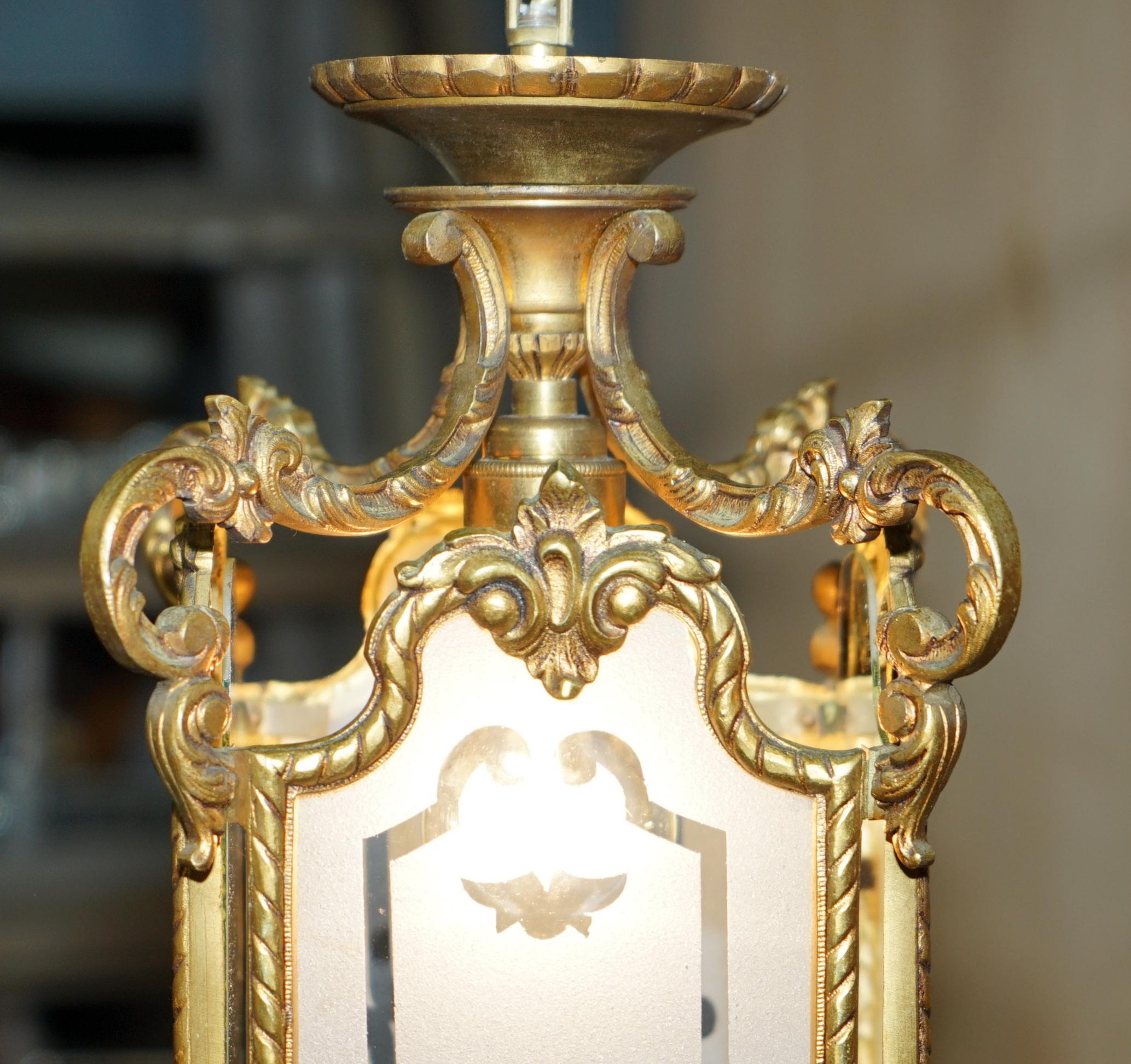 PAIR OF ANTIQUE CiRCA 1920 POLISHED BRASS HANGING LANTERNS WITH FROSTED GLASS en vente 1
