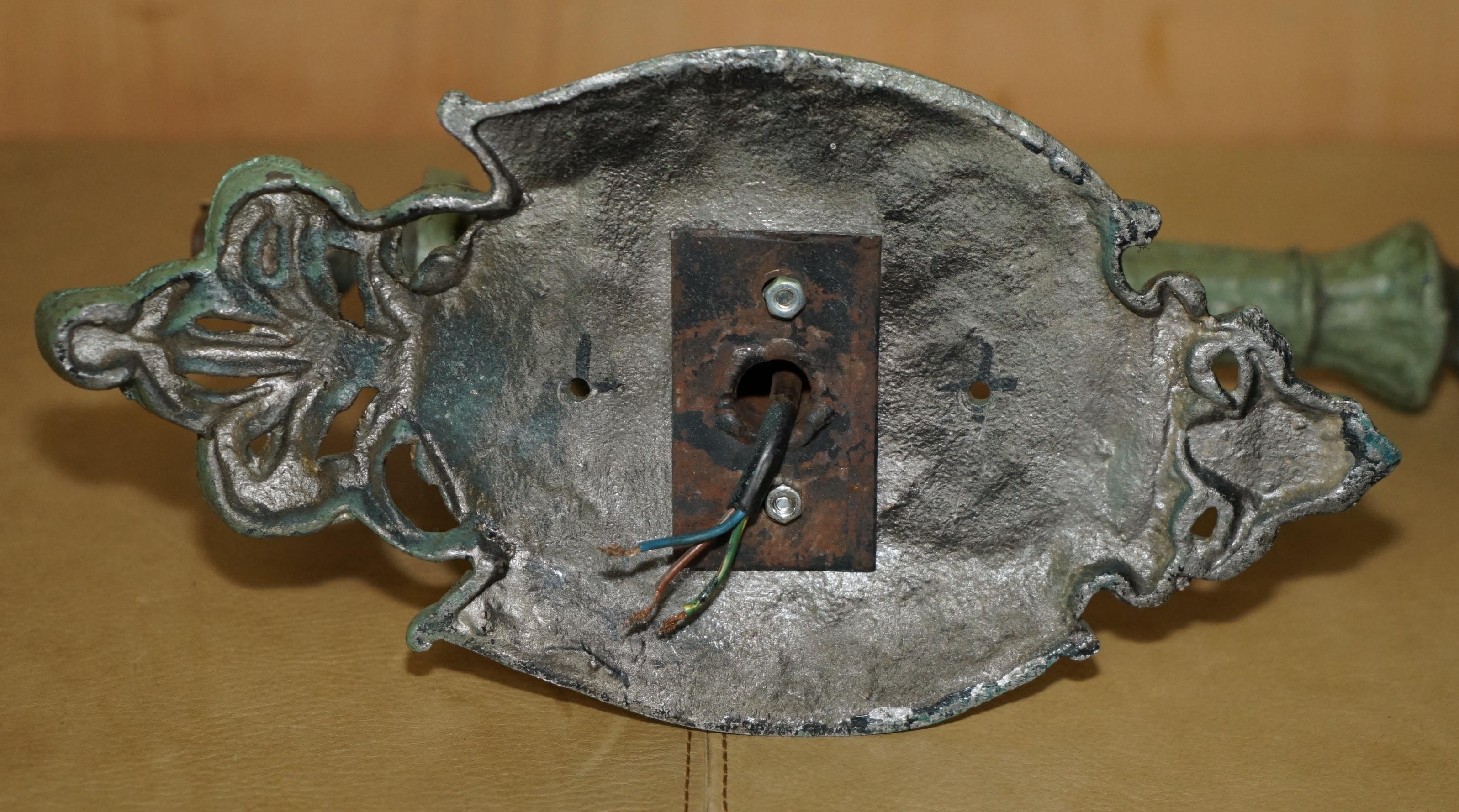 PAIR OF ANTIQUE CIRCA 1920's WALL SCONCES WITH ORIGINAL EARLY GREEN PAINT en venta 4