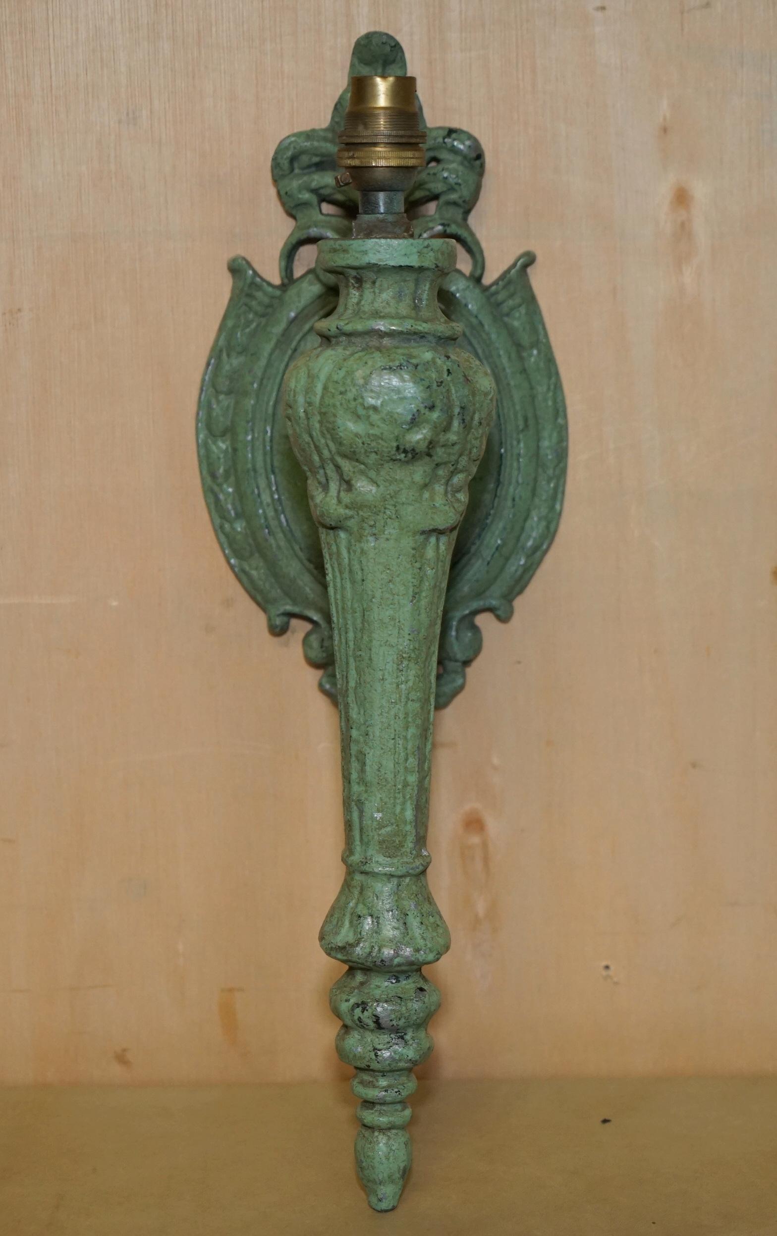 PAIR OF ANTIQUE CIRCA 1920's WALL SCONCES WITH ORIGINAL EARLY GREEN PAINT en Bueno estado para la venta en West Sussex, Pulborough