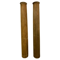 Paar antike korinthische Säulen im klassischen griechischen Stil