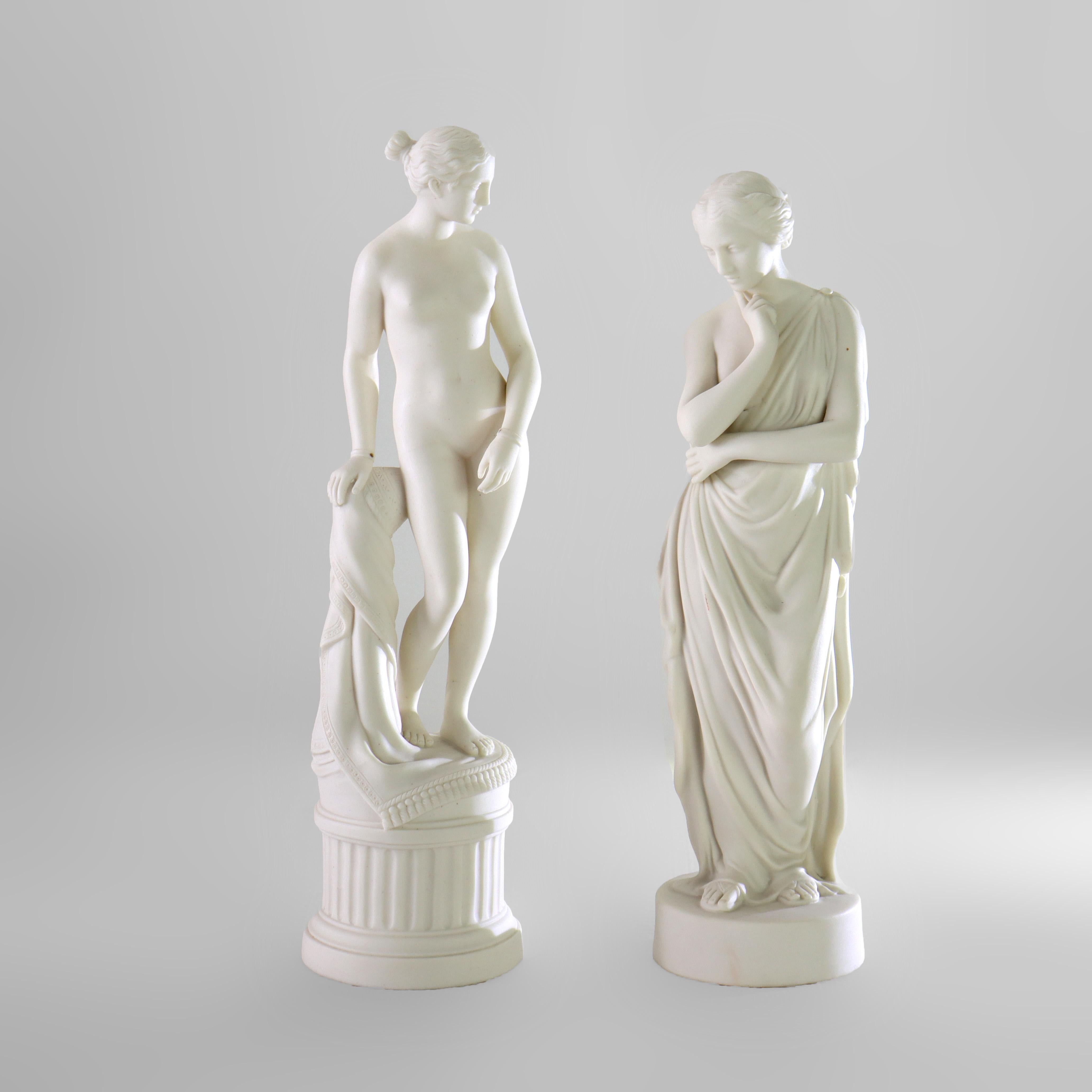 Coppia di antiche figure classiche di donne in porcellana parigina del XIX secolo In condizioni buone in vendita a Big Flats, NY