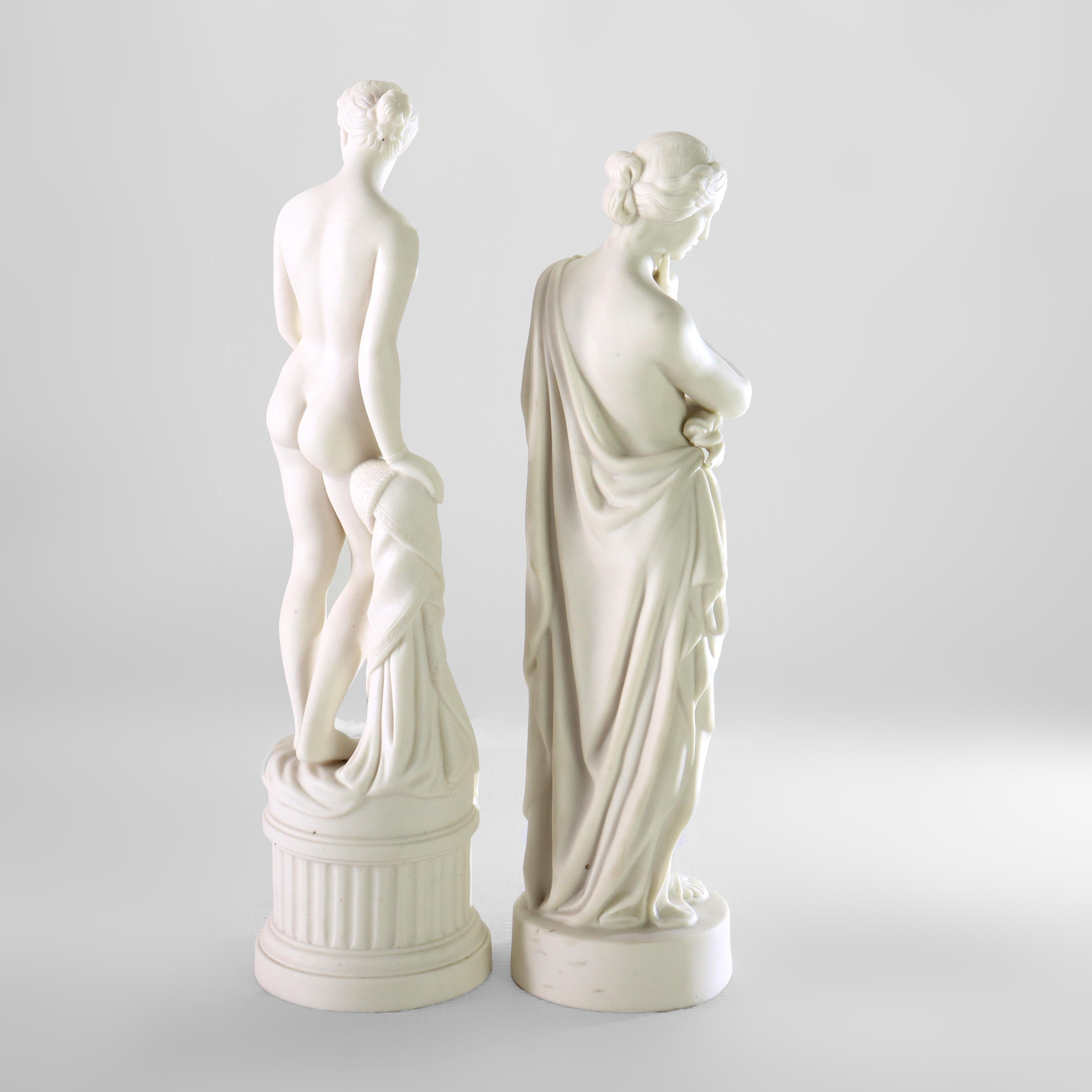 Porcellana Coppia di antiche figure classiche di donne in porcellana parigina del XIX secolo in vendita