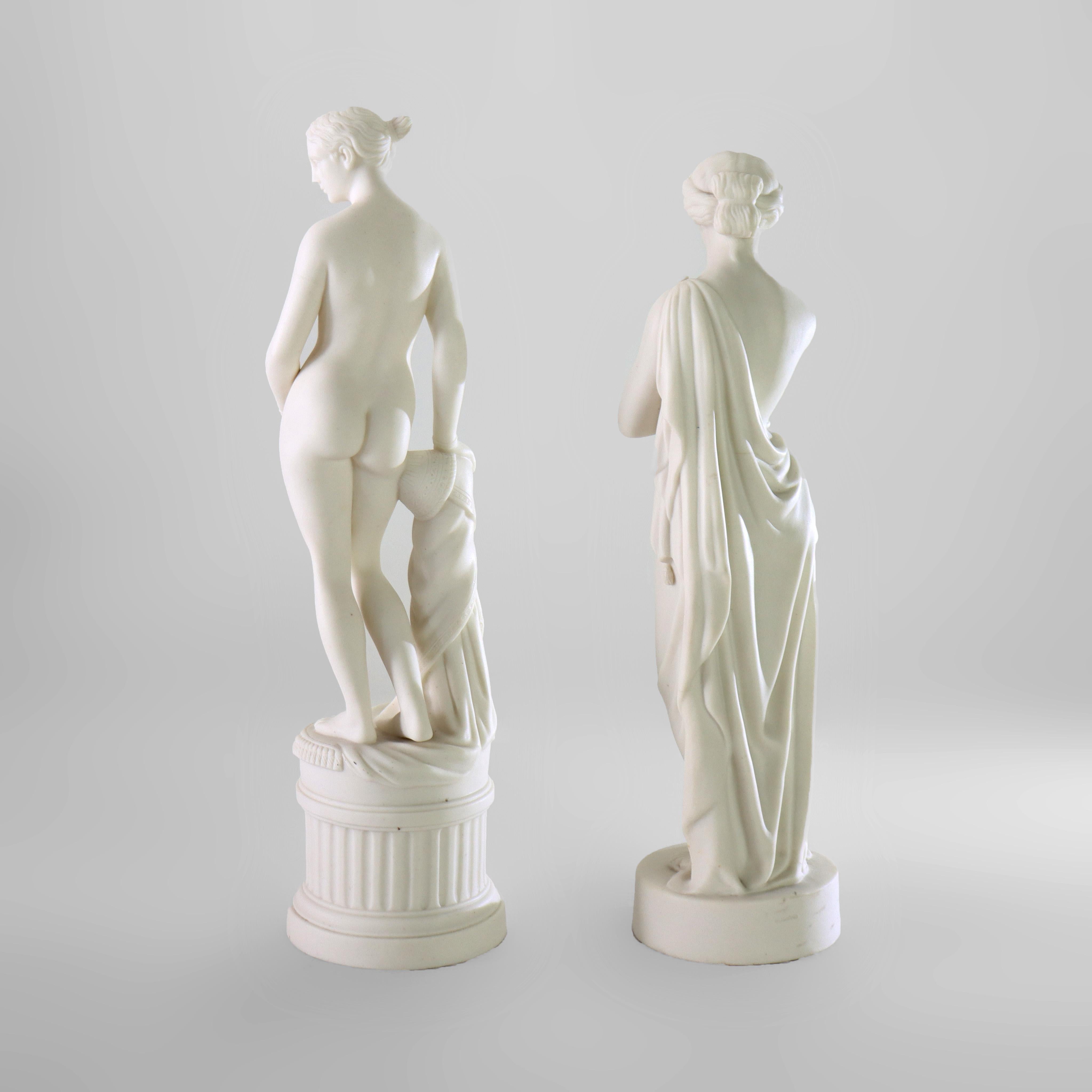 Coppia di antiche figure classiche di donne in porcellana parigina del XIX secolo in vendita 1