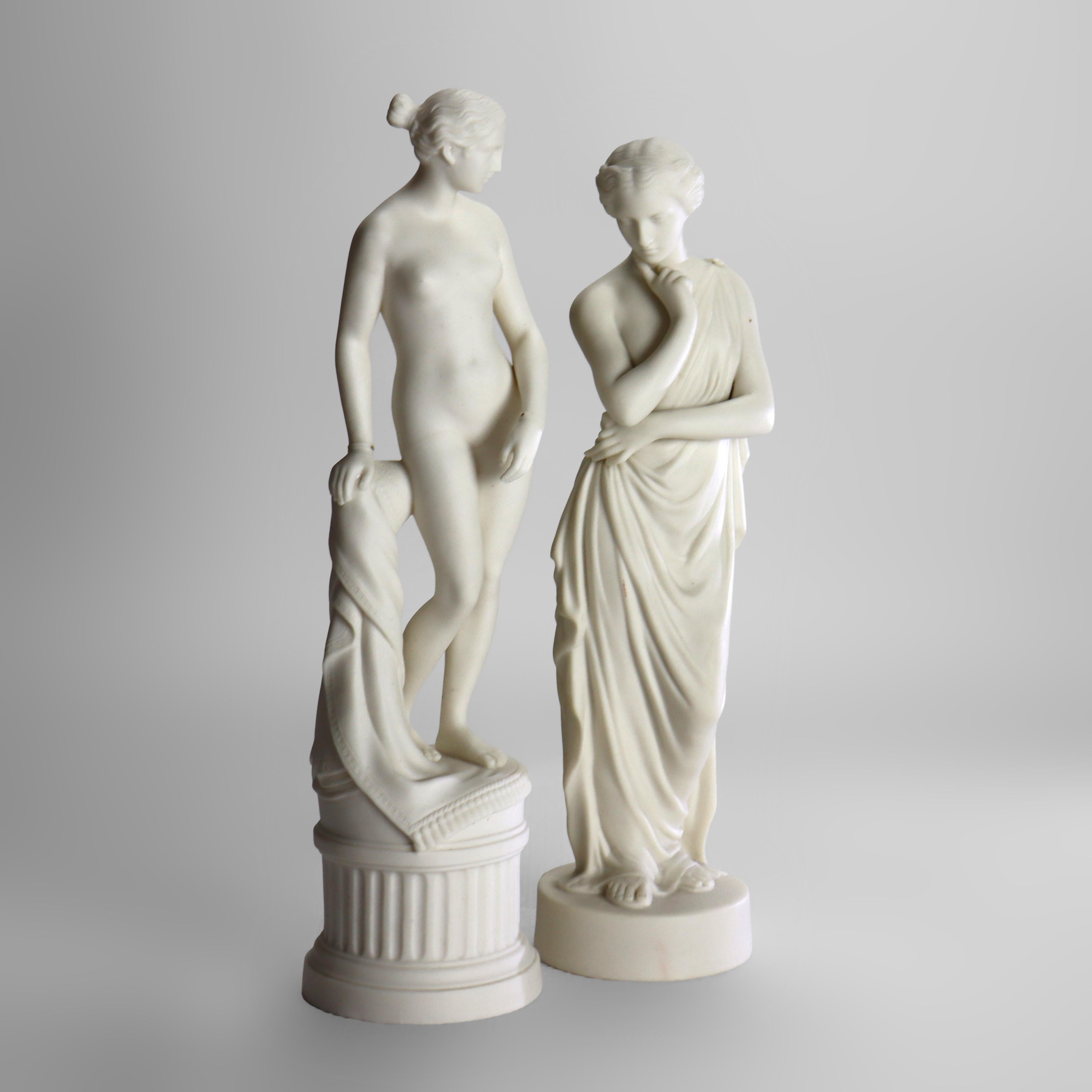 Coppia di antiche figure classiche di donne in porcellana parigina del XIX secolo in vendita 3