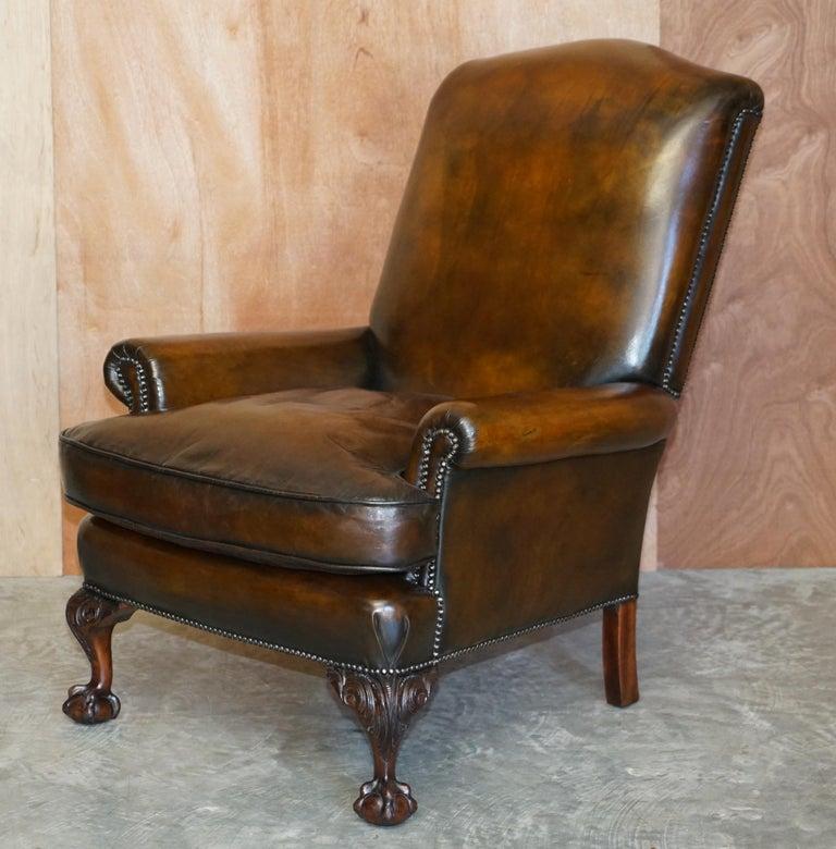 Anglais Paire de fauteuils à oreilles anciens en cuir marron teint à la main et restaurés griffes et boules en vente