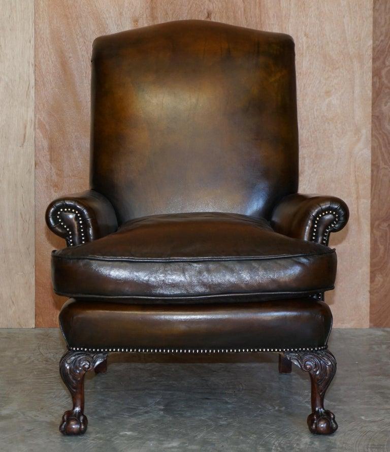 Fait main Paire de fauteuils à oreilles anciens en cuir marron teint à la main et restaurés griffes et boules en vente