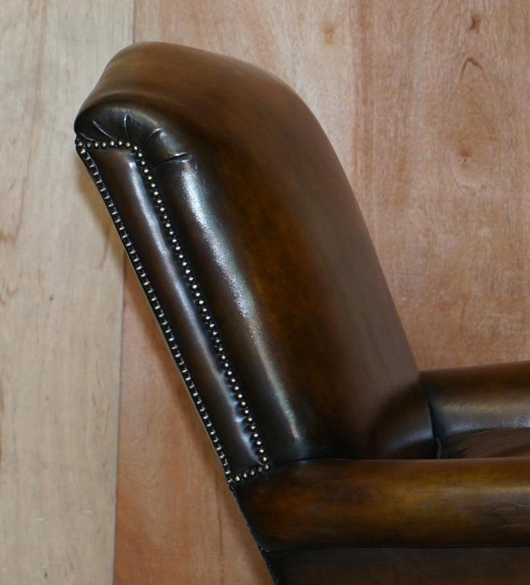 Fin du XIXe siècle Paire de fauteuils à oreilles anciens en cuir marron teint à la main et restaurés griffes et boules en vente