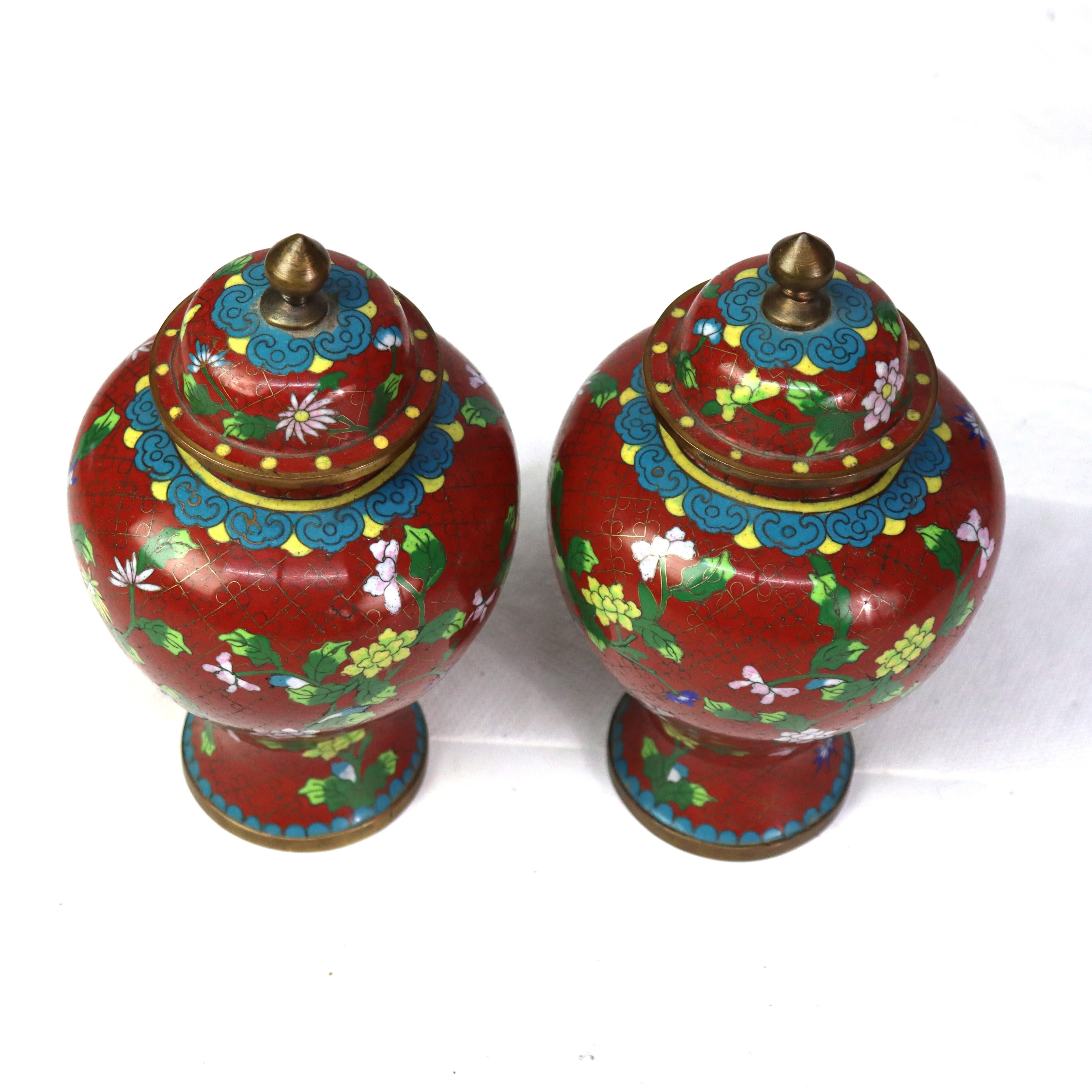 Paire de pots à gingembre floraux émaillés cloisonnés anciens C1910 Bon état - En vente à Big Flats, NY