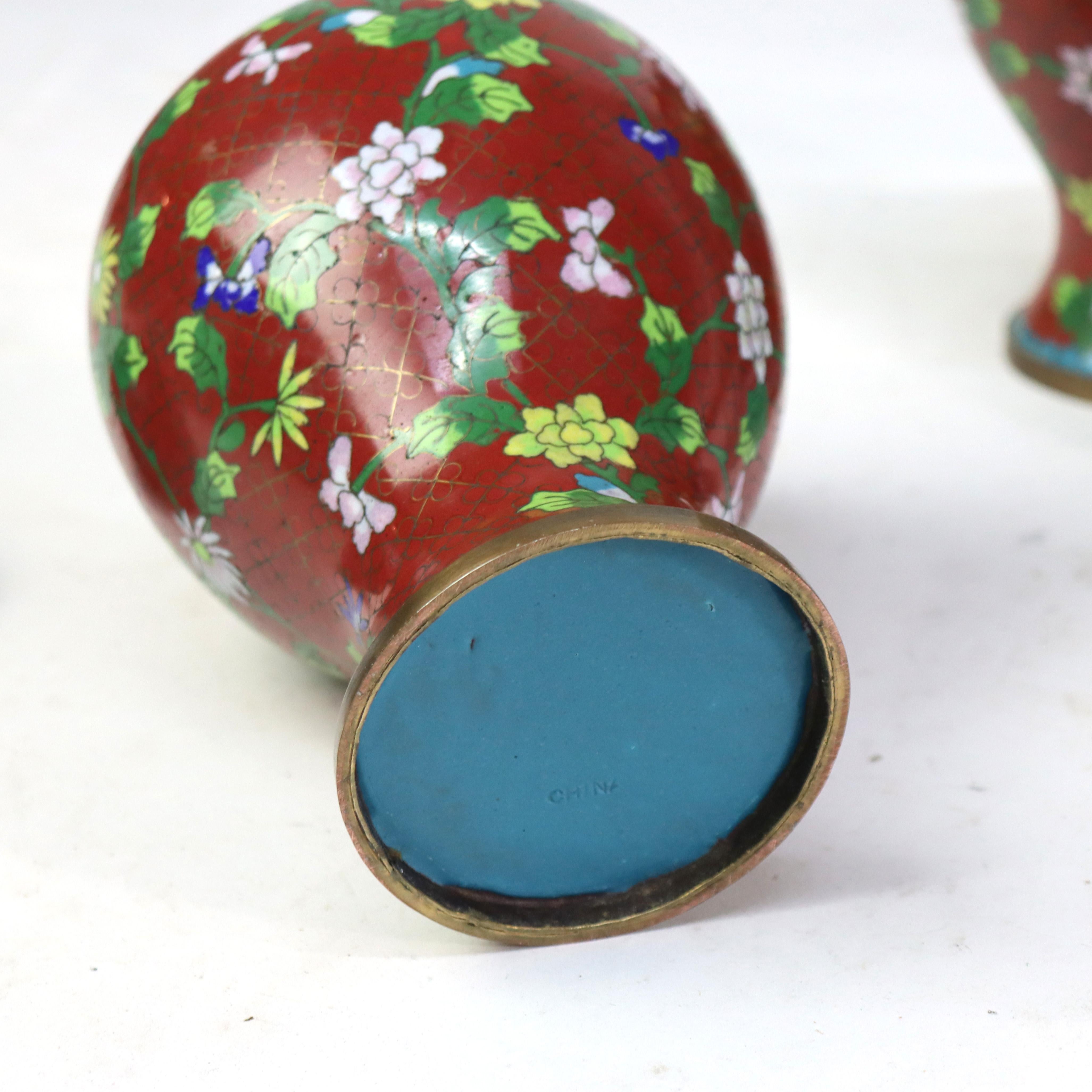 20ième siècle Paire de pots à gingembre floraux émaillés cloisonnés anciens C1910 en vente