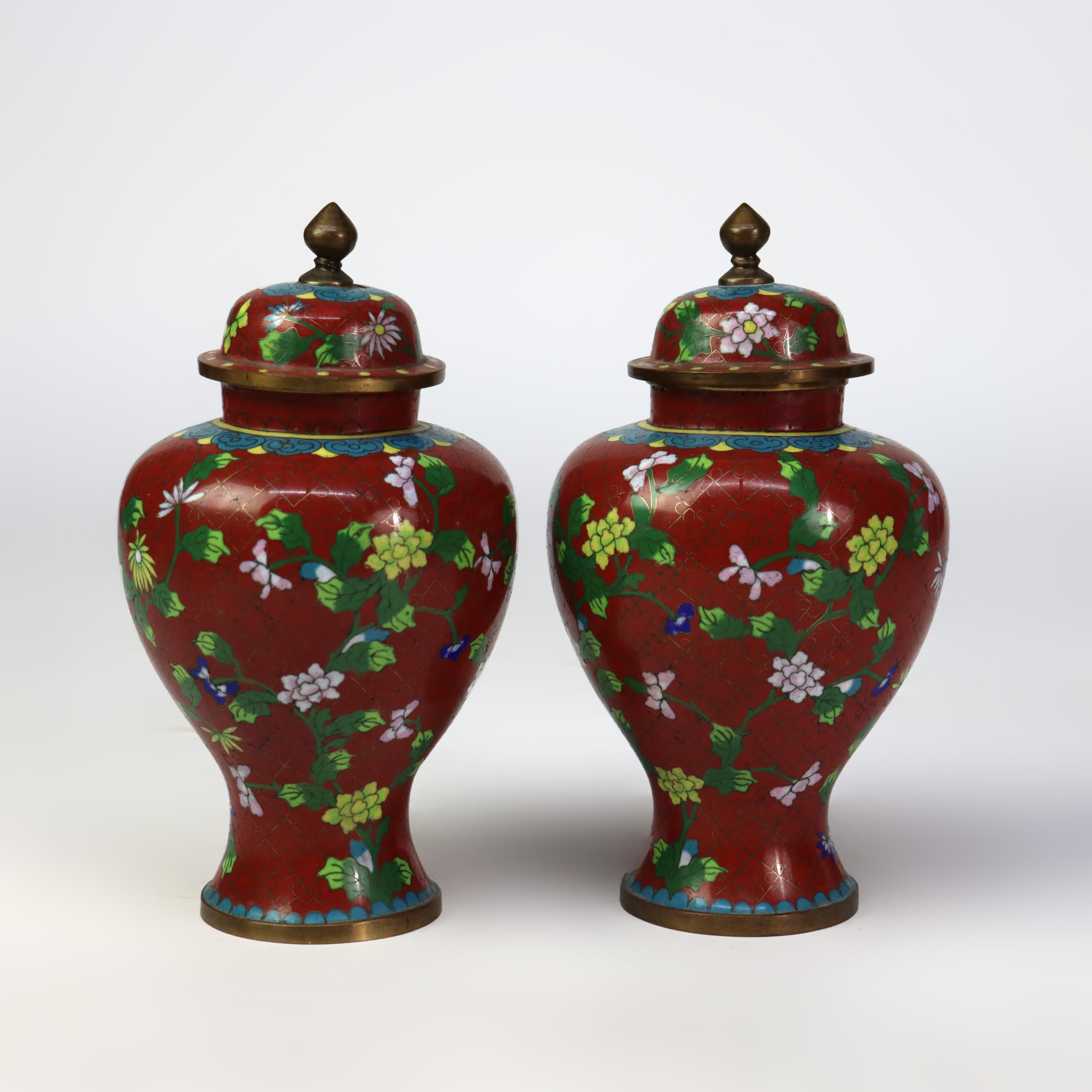 Métal Paire de pots à gingembre floraux émaillés cloisonnés anciens C1910 en vente