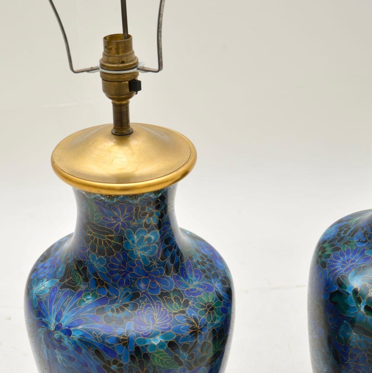 Milieu du XXe siècle Paire de lampes de table anciennes cloisonnées en vente