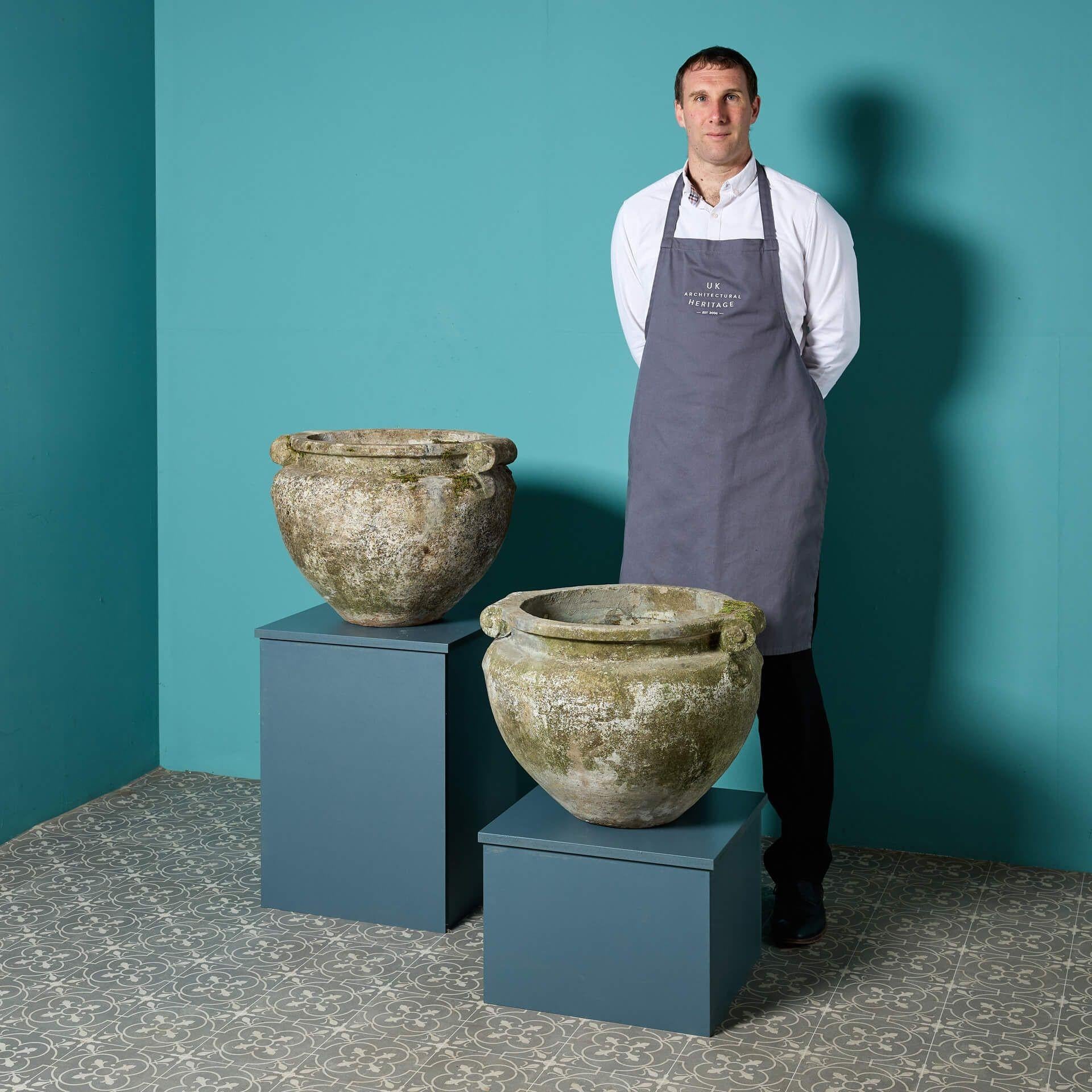 Paire de pots de jardin de style Compton scroll récupérés dans une maison de campagne du Devon.

Magnifiquement usés par les intempéries, ces grands bacs à fleurs sont fabriqués en grès qui ressemble à une pierre calcaire Portland claire.

D'une