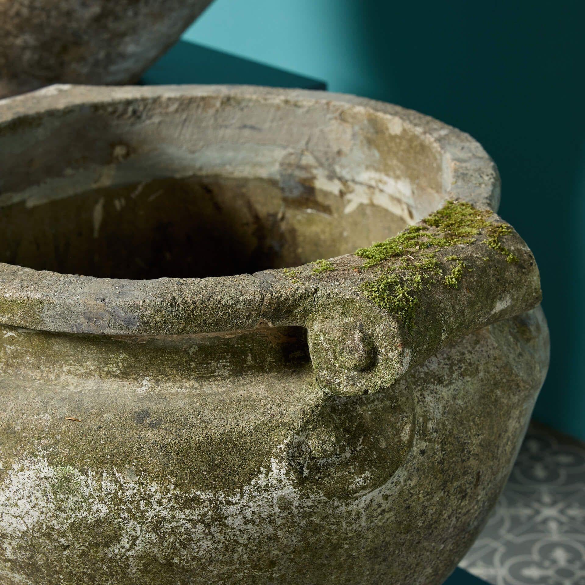 Victorien Paire de pots de jardin anciens de style Compton à volutes en vente