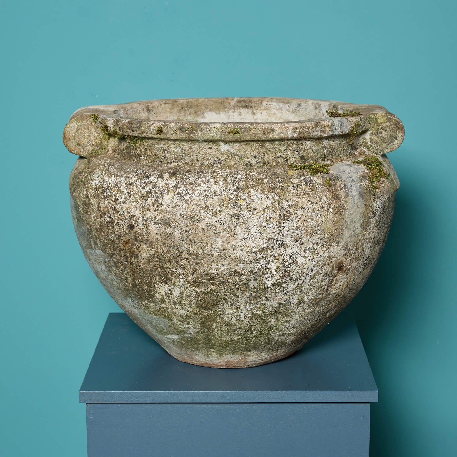 20ième siècle Paire de pots de jardin anciens de style Compton à volutes en vente