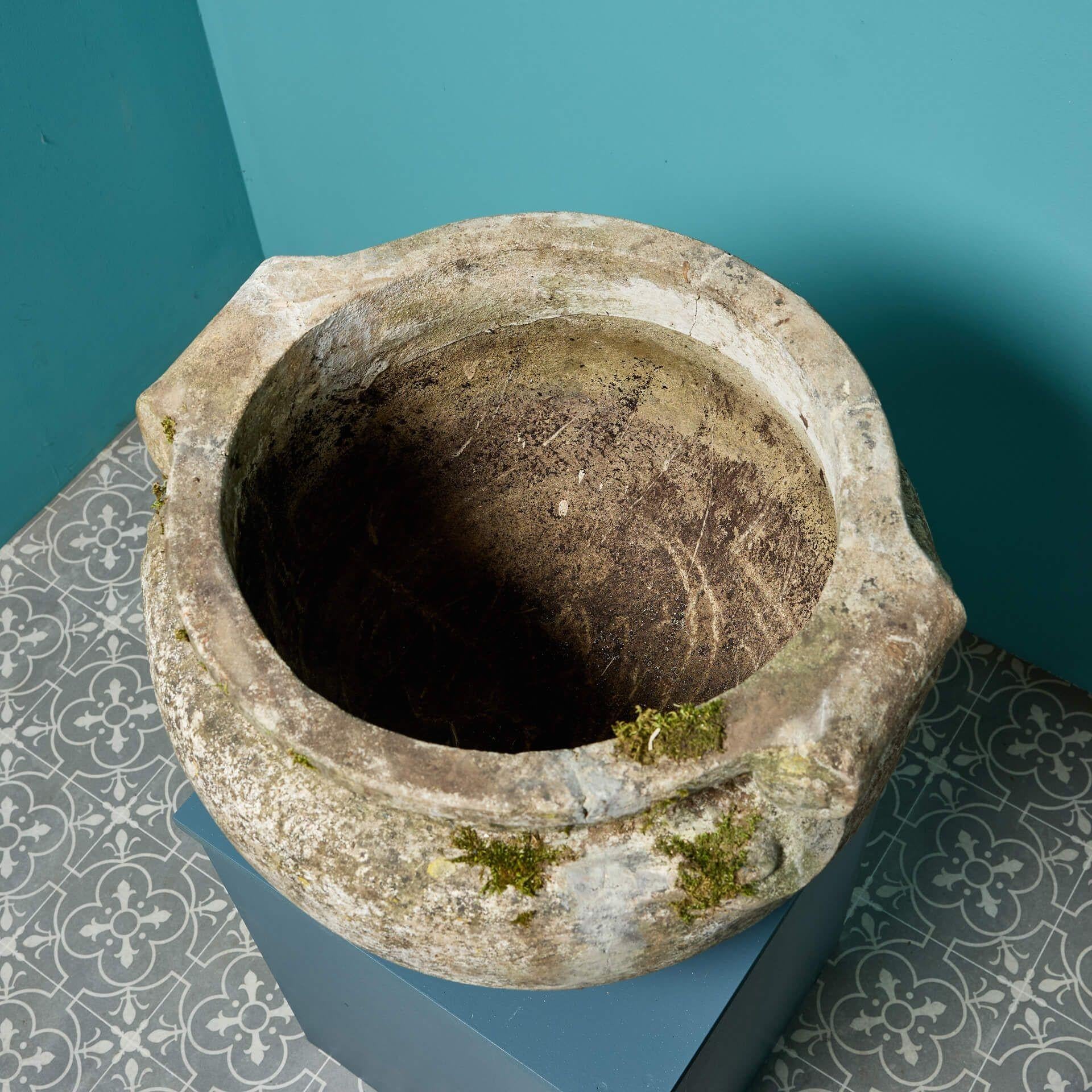 Argile Paire de pots de jardin anciens de style Compton à volutes en vente