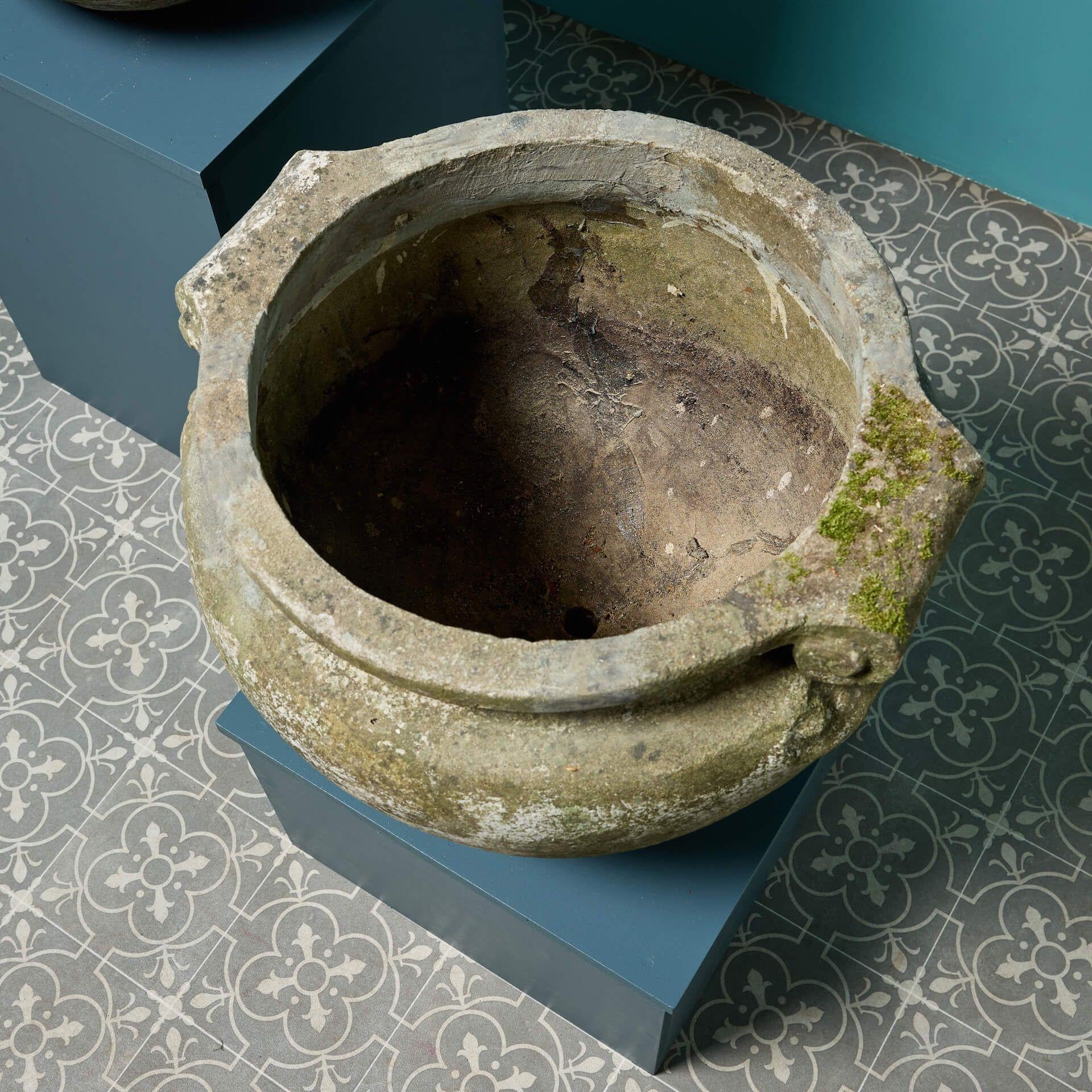 Paire de pots de jardin anciens de style Compton à volutes en vente 1