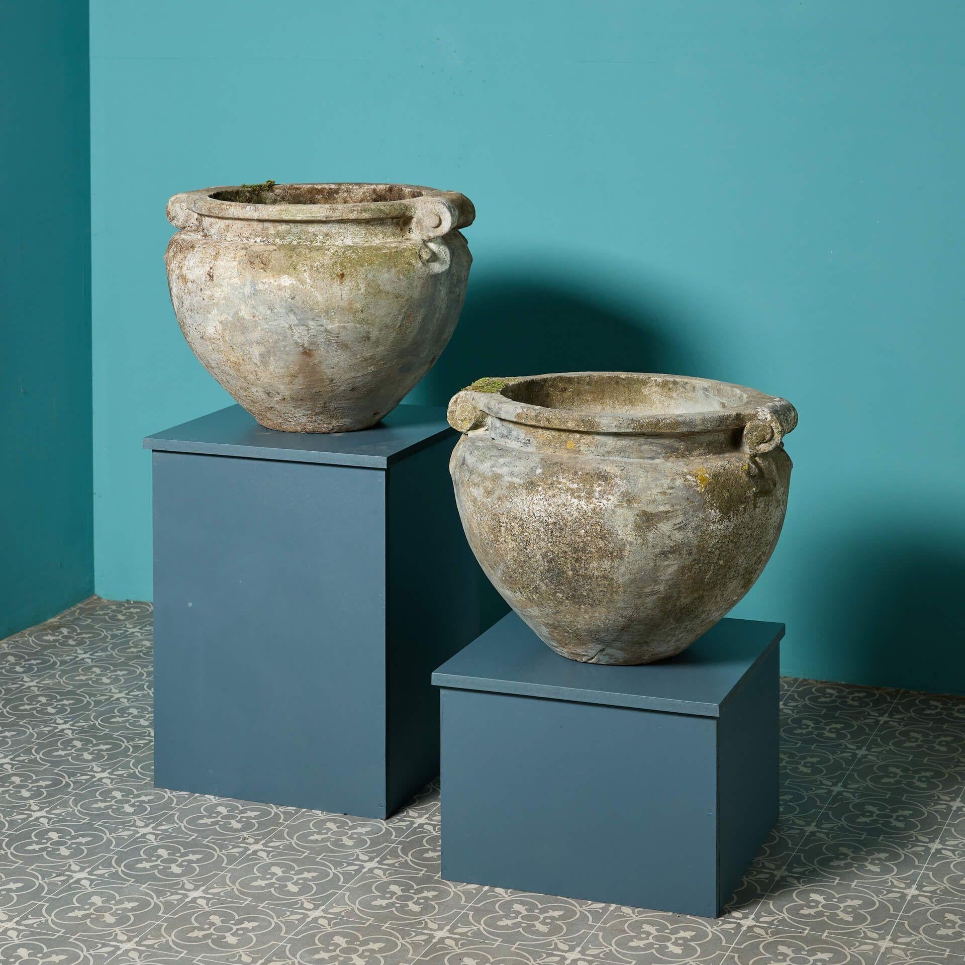 Paire de pots de jardin anciens de style Compton à volutes en vente 2